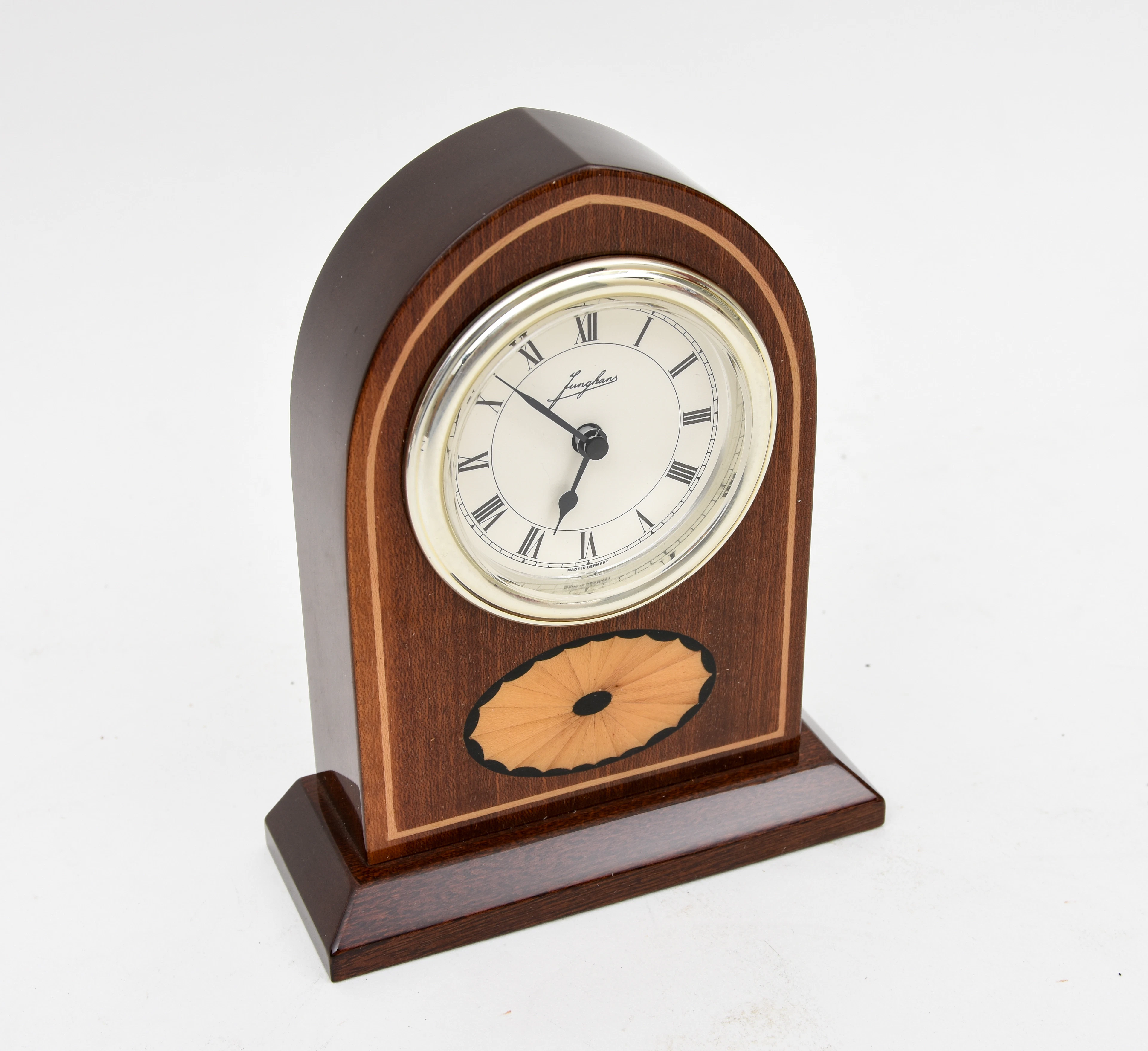 JUNGHANS. Stiluhr mit Holzverzierung.