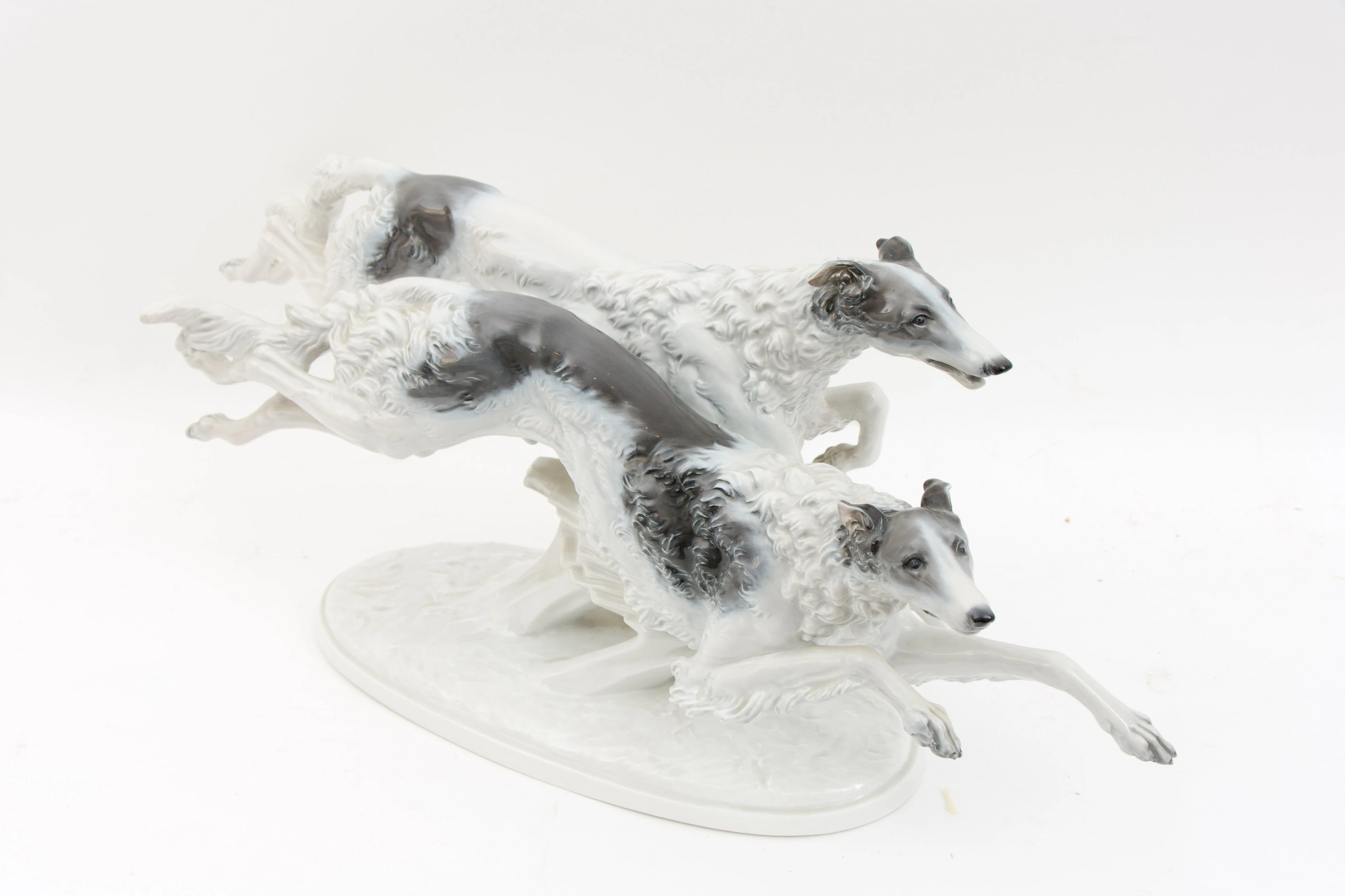 ROSENTHAL. "Springende Windhunde-Barsoi", Handbemaltes Porzellan nach Entwurf Max Hermann Fritz 1934, um 1970.