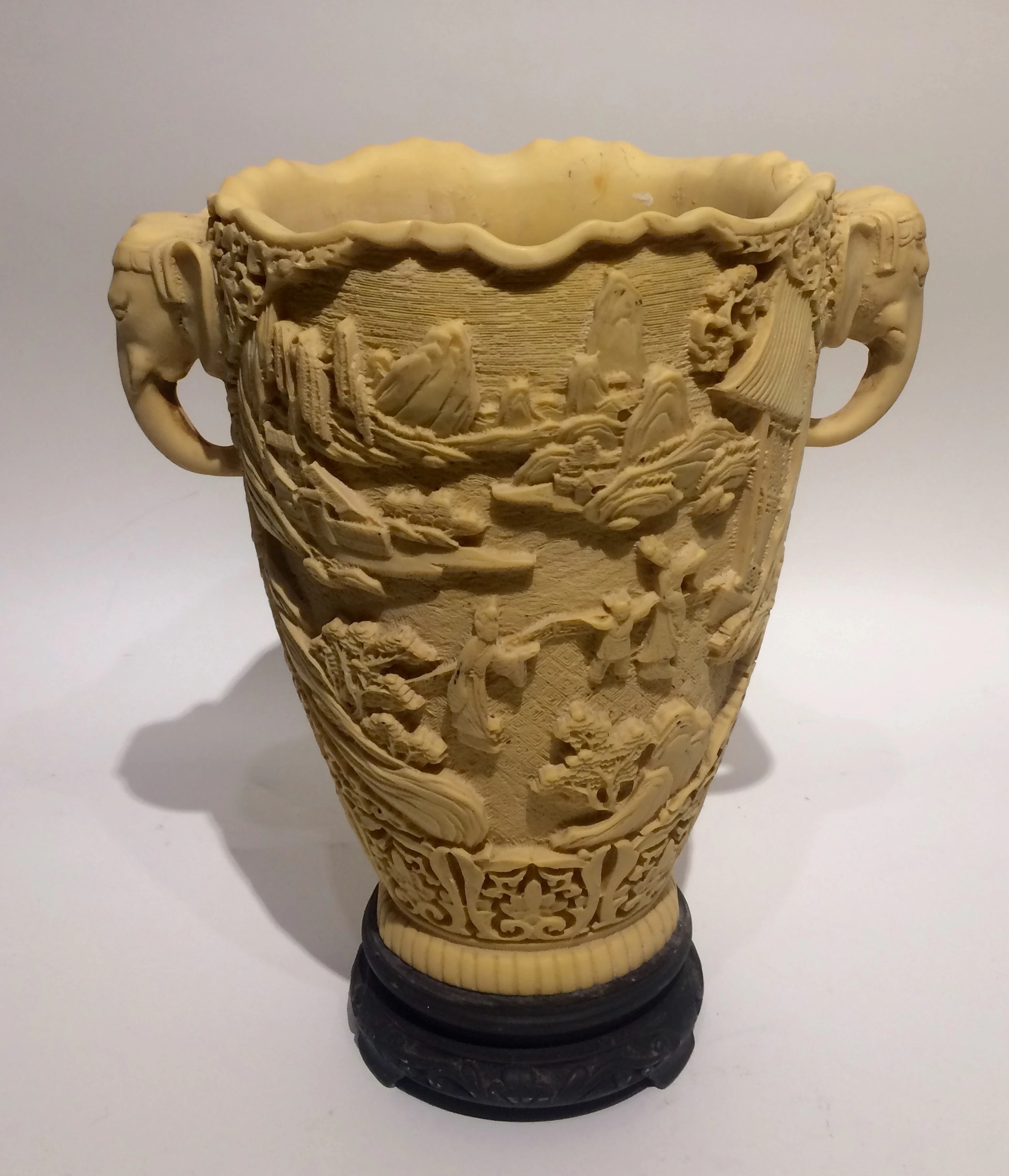 CHINESISCHE ZINNOBER-VASE, elfenbeinfarbenes Hochrelief handbeschnitzt, gestempelt, China 20. Jahrhundert.