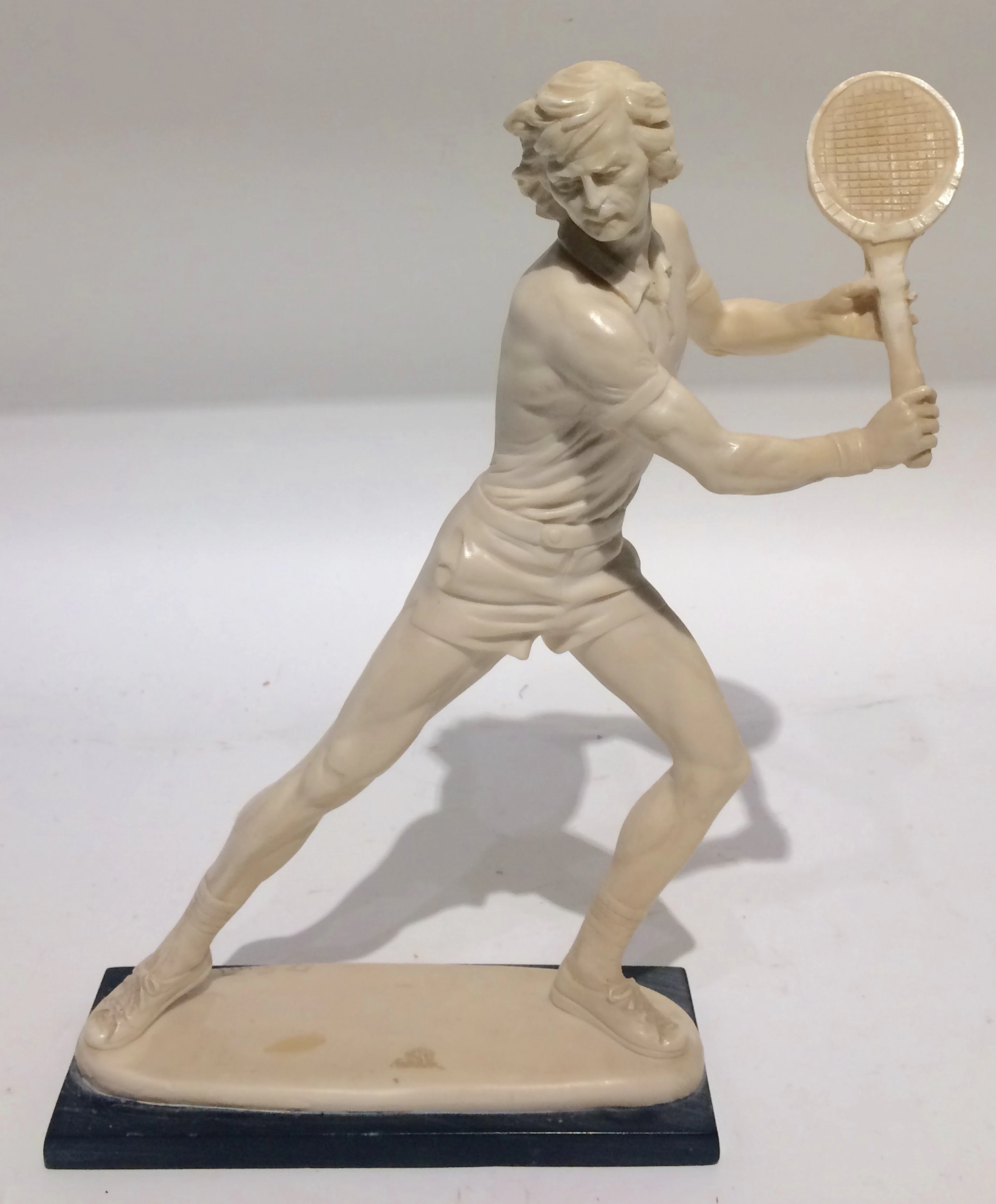 A. SANTINI. "Tennisspieler", Alabaster auf schwarzer Marmorplinthe, signiert, 20. Jahrhundert.