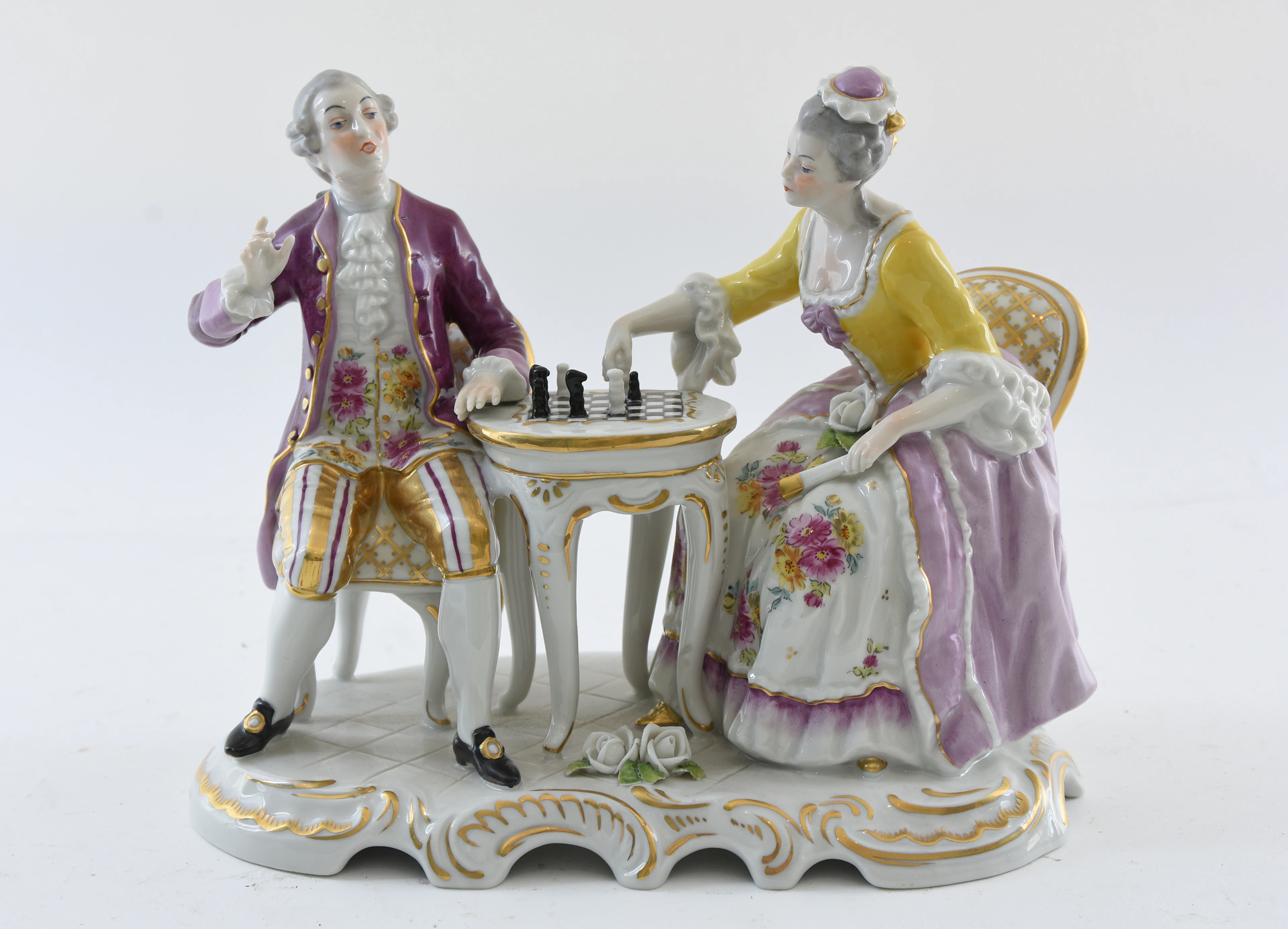 RUDOLF KÄMMER PORZELLAN. "Schachspielendes Paar, polychrom bemaltes, goldstaffiertes und glasiertes Porzellan, gemarkt, 20. Jahrundert.