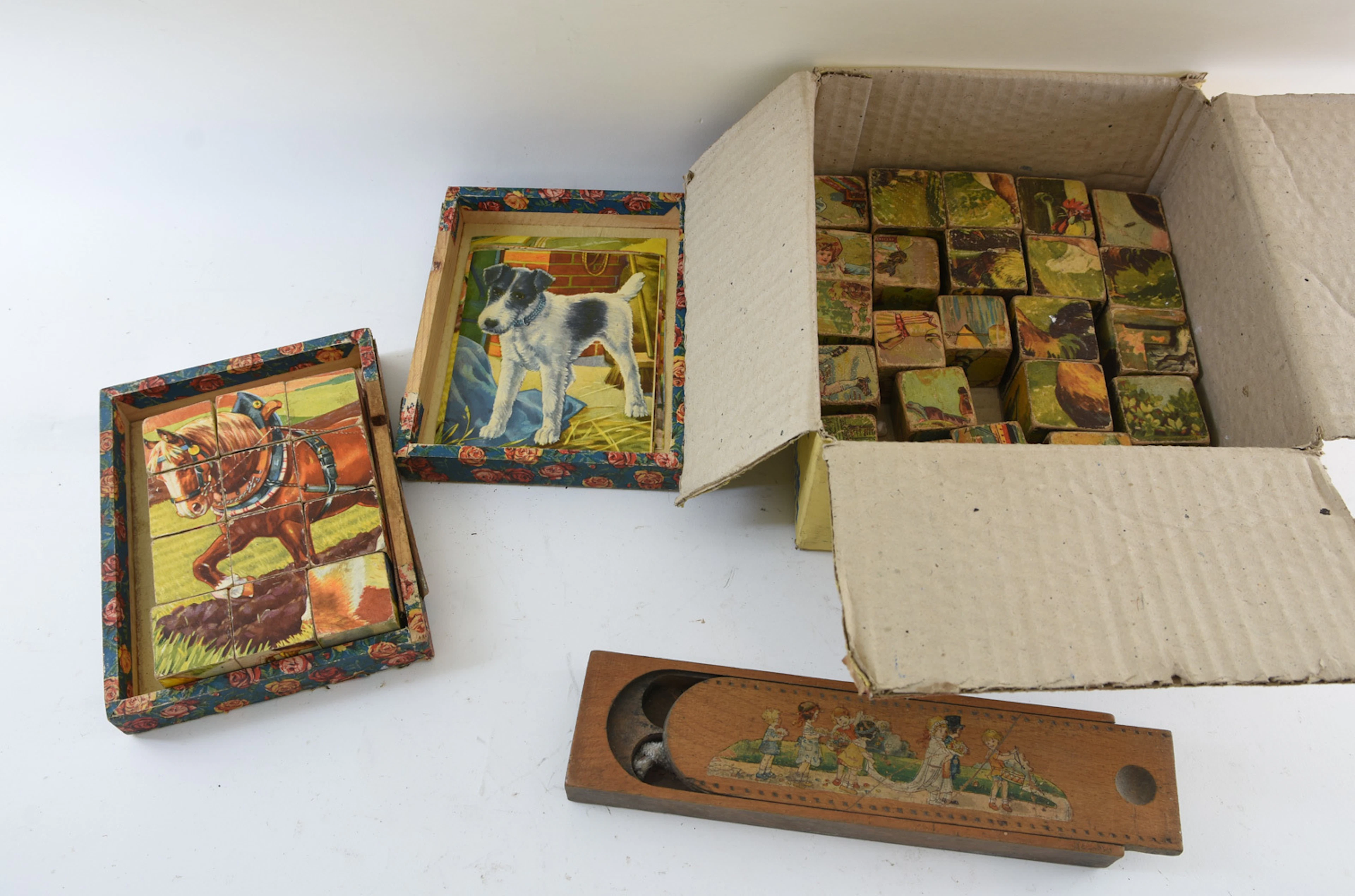 KONVOLUT BAUSTEIN-PUZZLE UND GRIFFELKASTEN, bemaltes und bedrucktes Holz Deutschland 1930er-Jahre.