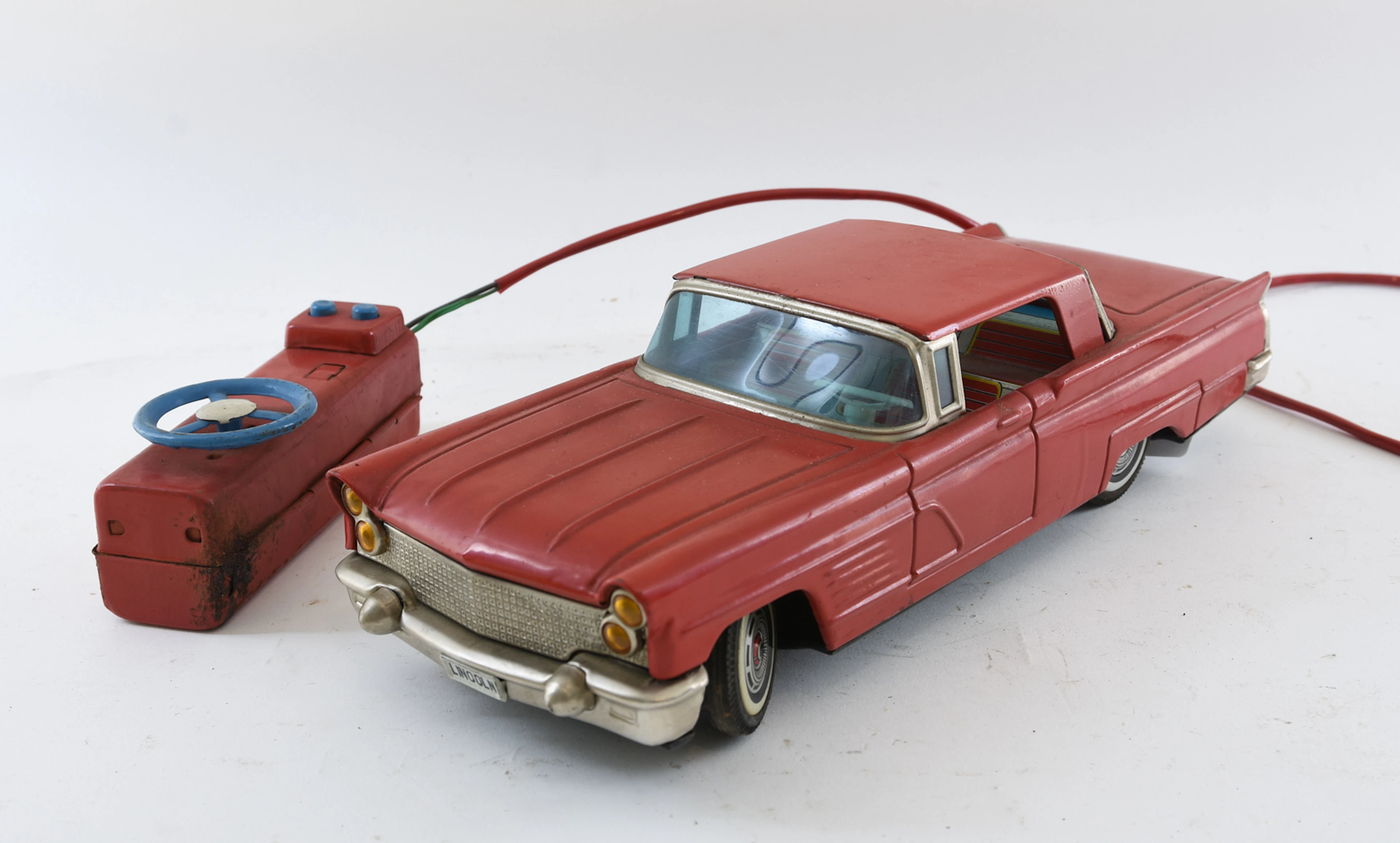 BLECHAUTO "LINCOLN" MIT FERNSTEUERUNG, bunt lackiertes Blech, um 1960.