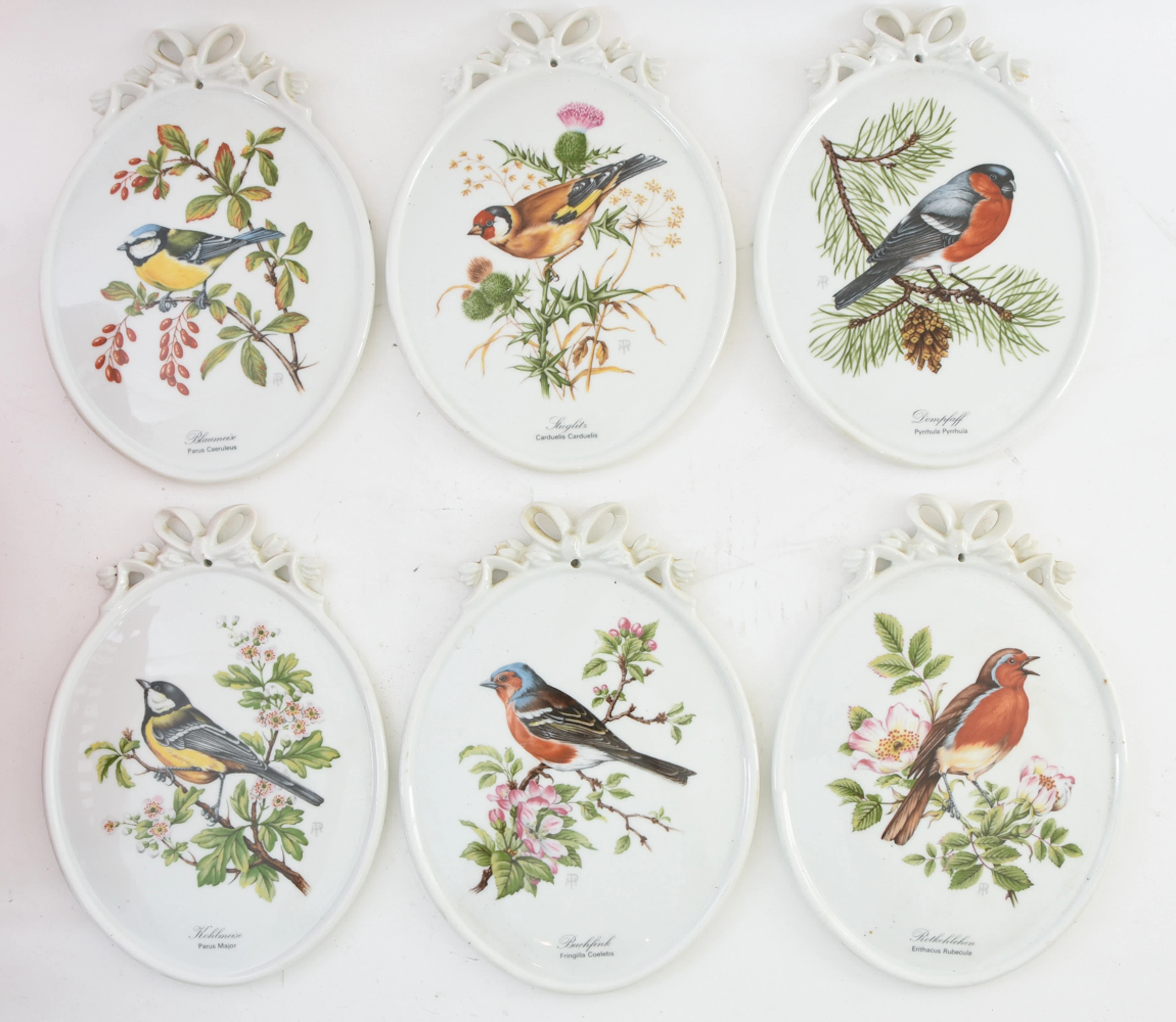 TETTAU ATELIER PORZELLAN. Konvolut wandplaketten "Singvögel",polychrom bedrucktes und glasiertes Porzellan, Ende 20. Jahrhundert.