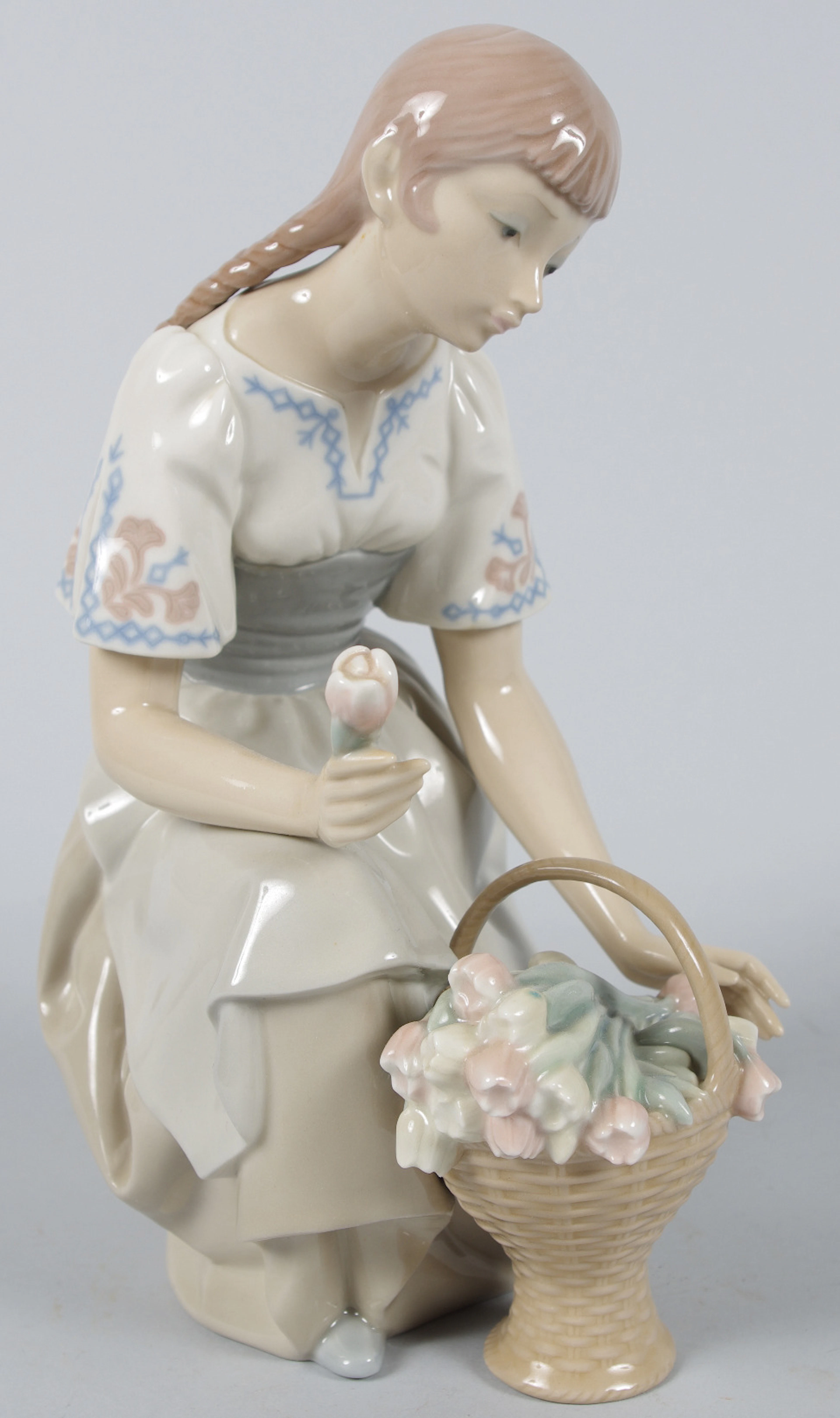 PORSLINSFIGUR, flicka med blomsterkorg, Lladro.