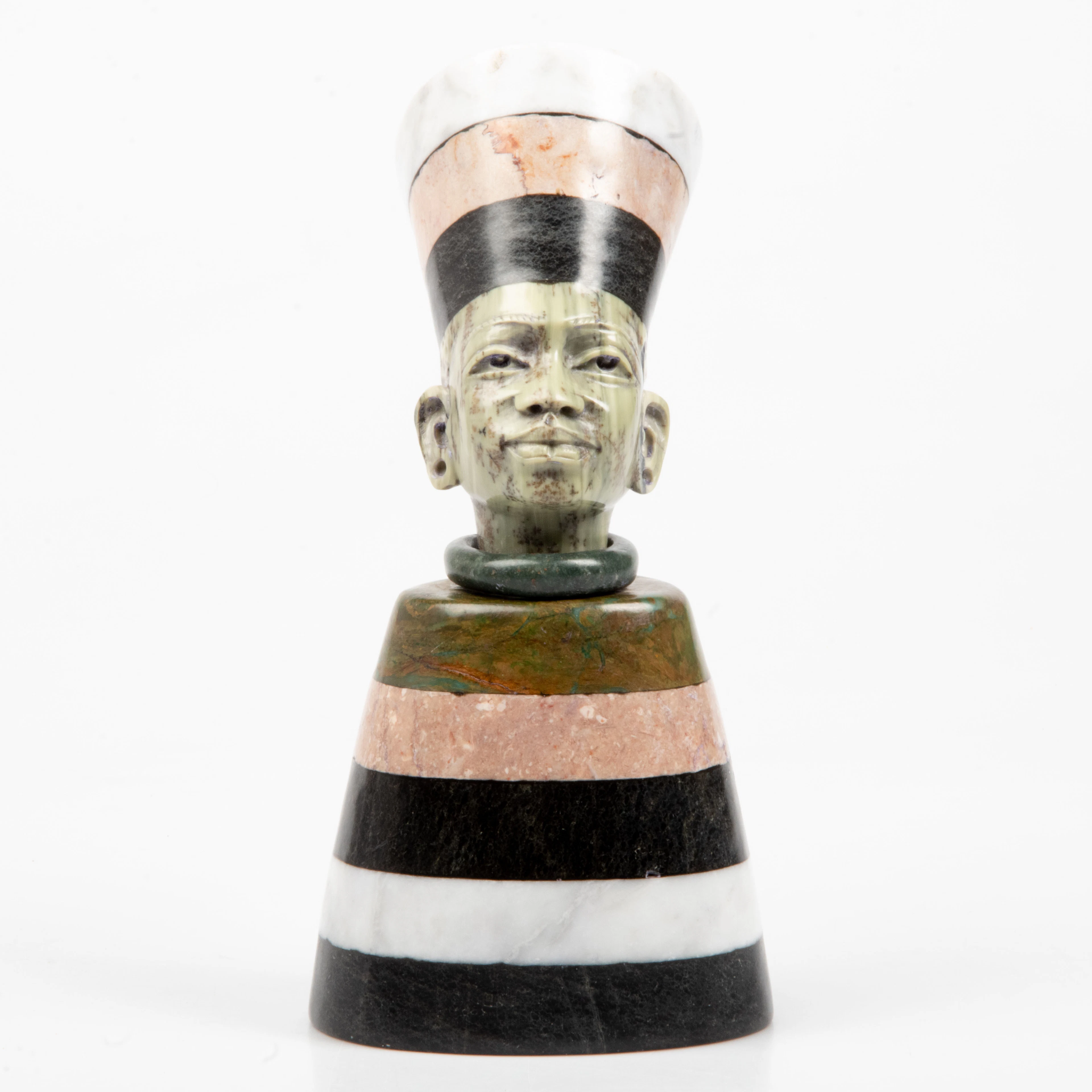 ELIOT KATOMBERA. Skulptur, egyptisk man, skulpterad marmor, signerad E. Katombera.