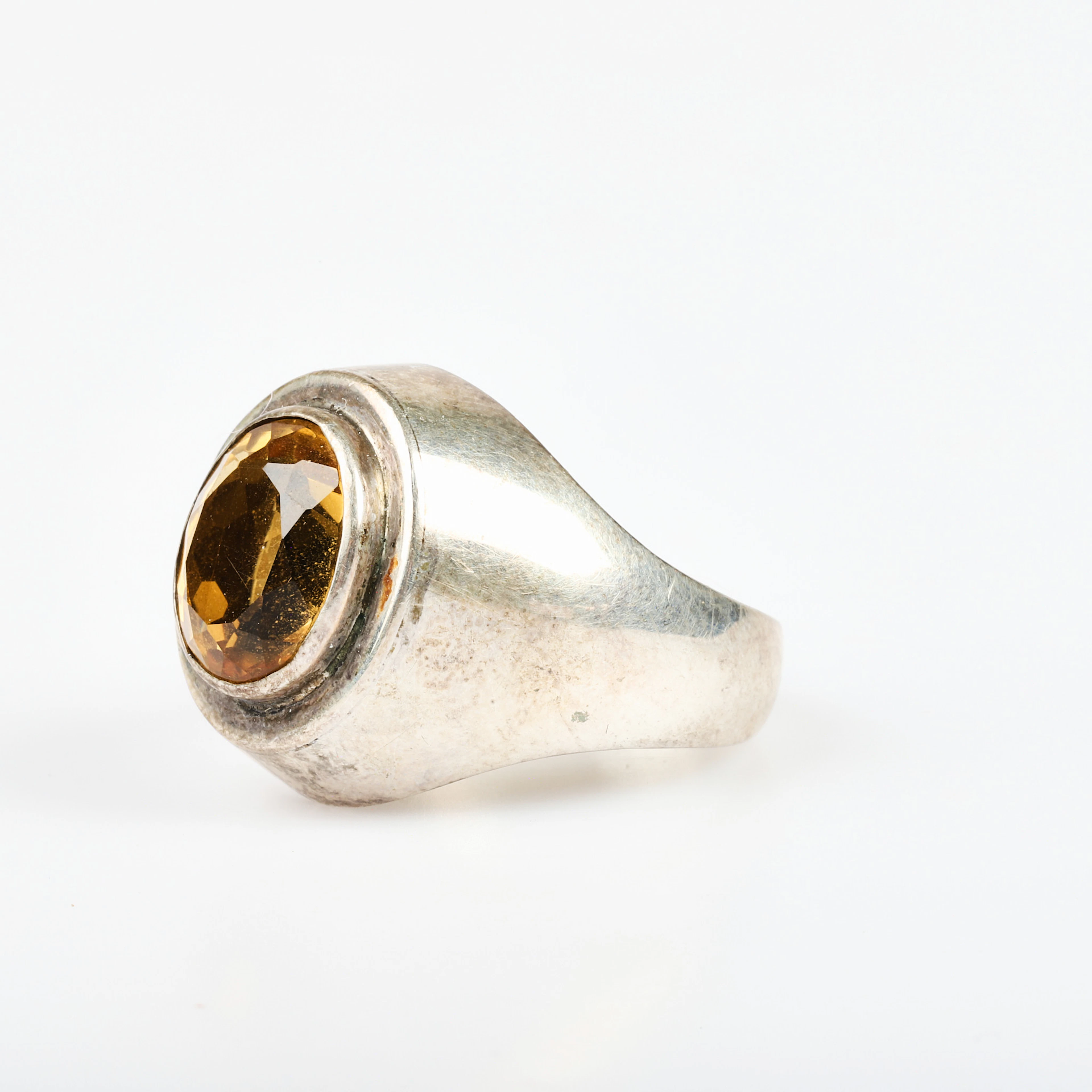 RING, silver med ovalslipad topas.