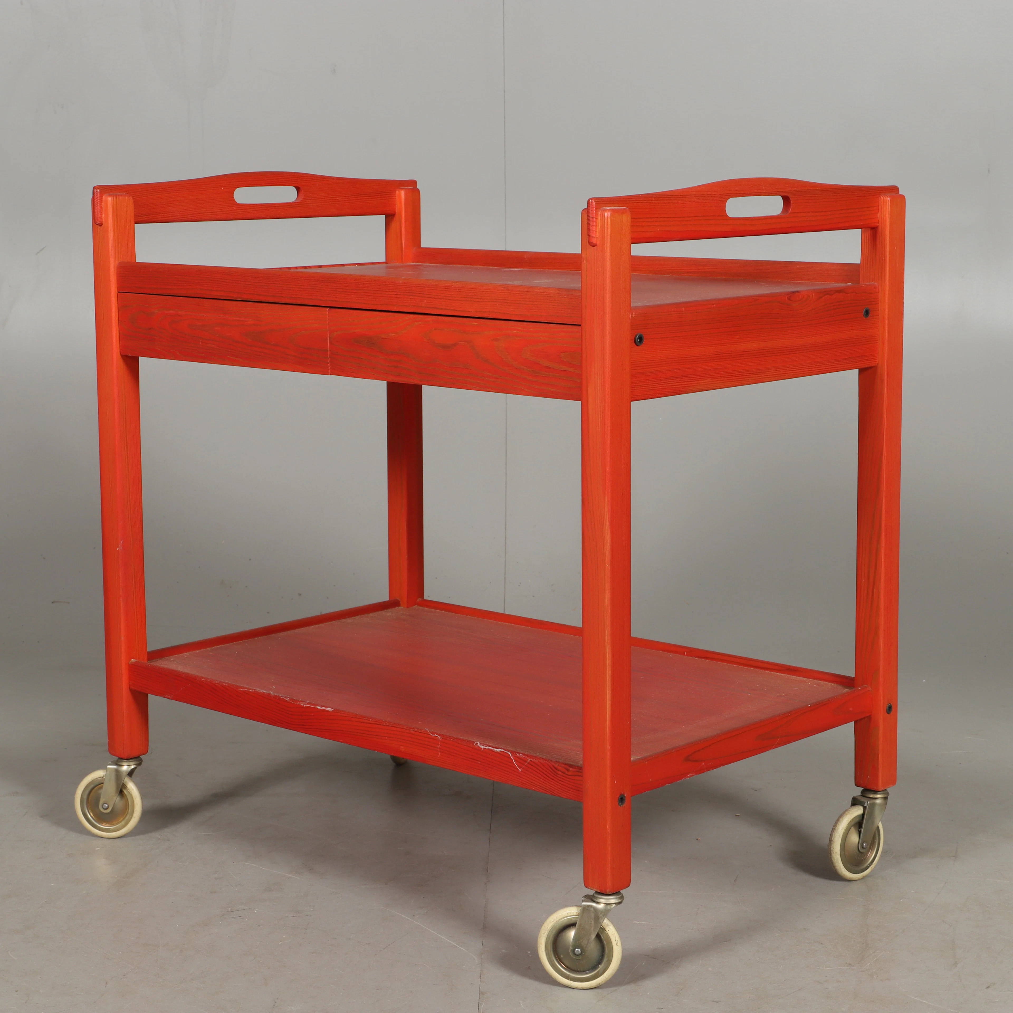 SERVERINGSVAGN, ”Rullan”, rödbetsad furu, design Erik Wörts.