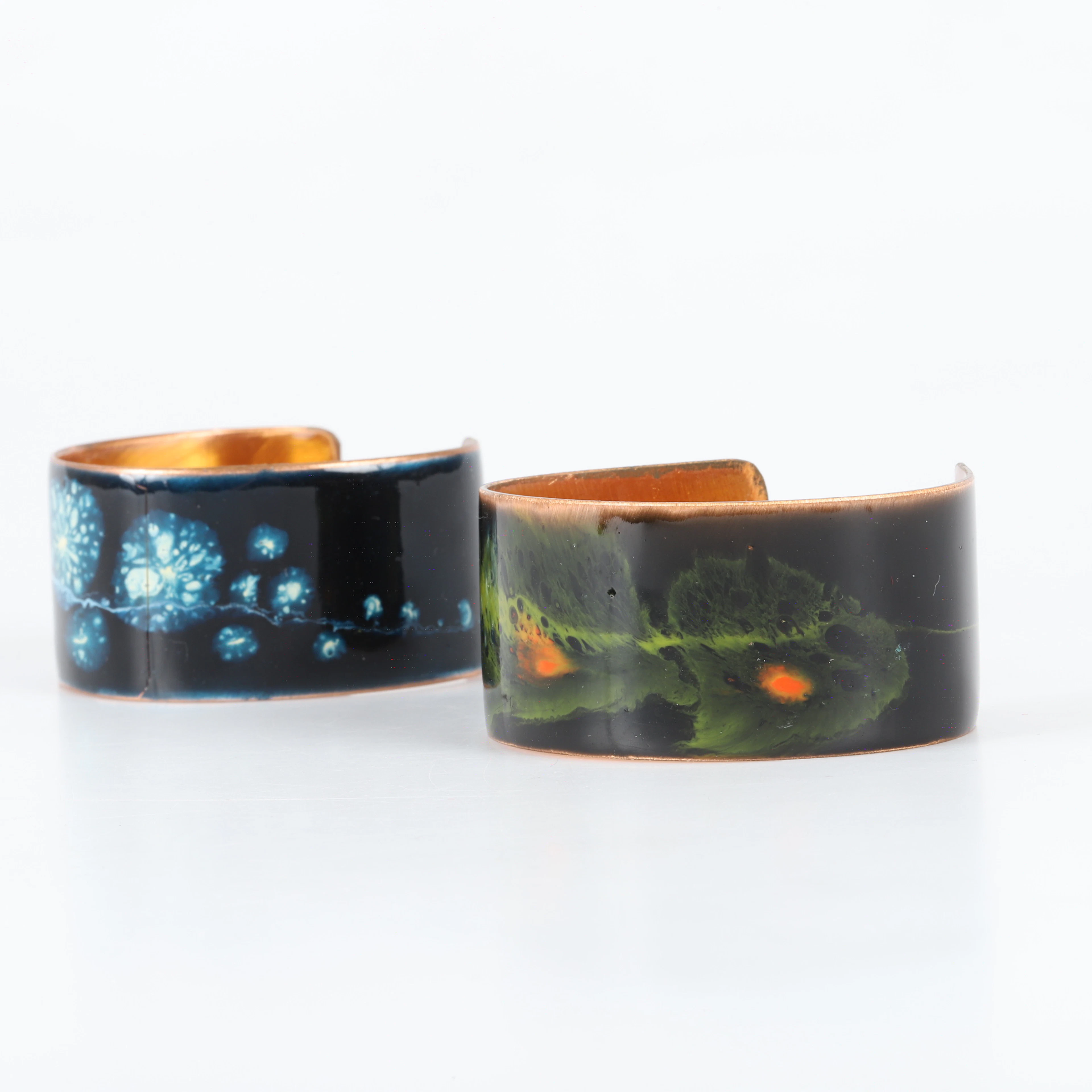 WALLINA WALLIN. Armband, 2 stycken, emaljerad koppar.
