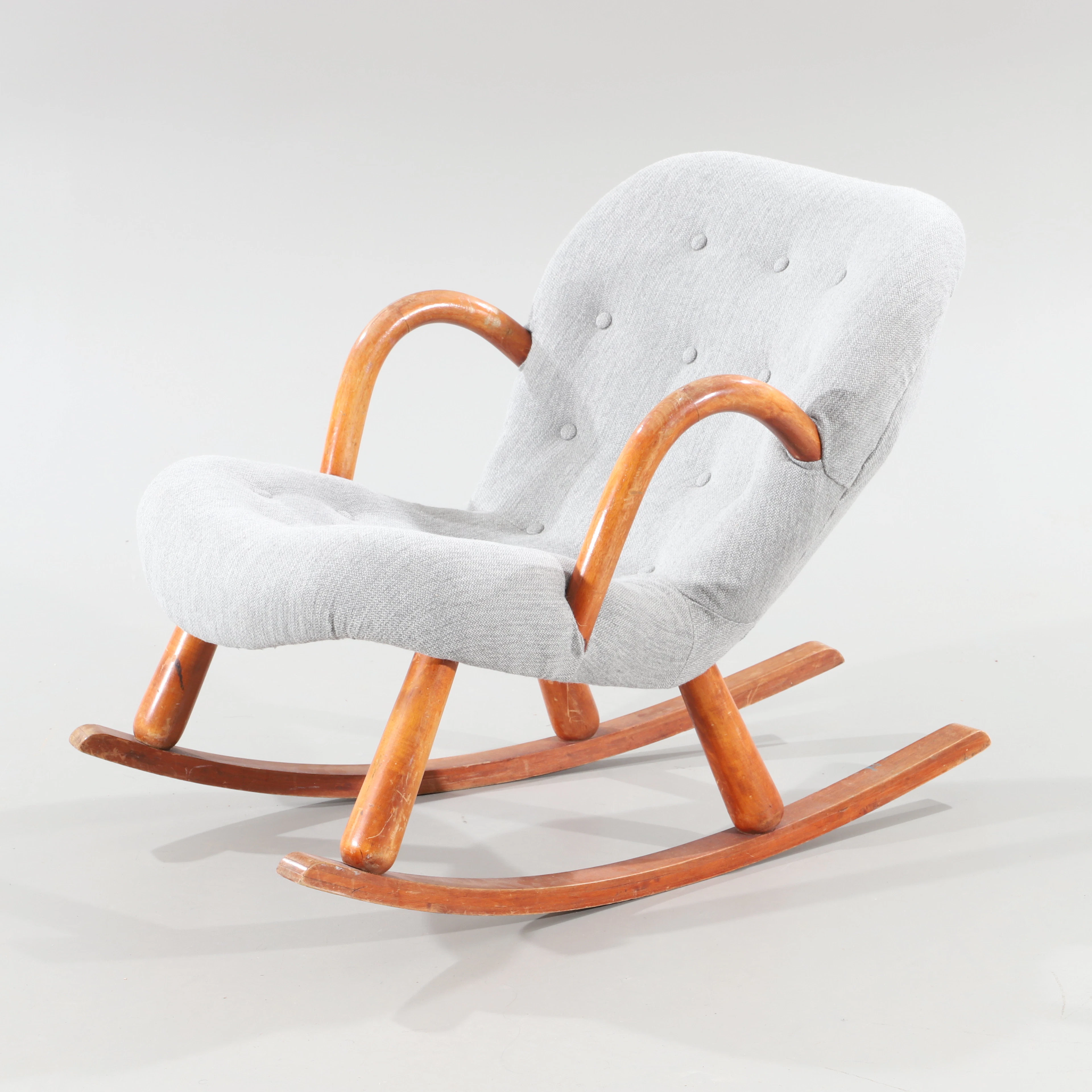PHILIP ARCTANDER. Tillskriven. Gungstol, "Muslingestolen / The Clam chair", lackad bok, 1900-talets mitt.