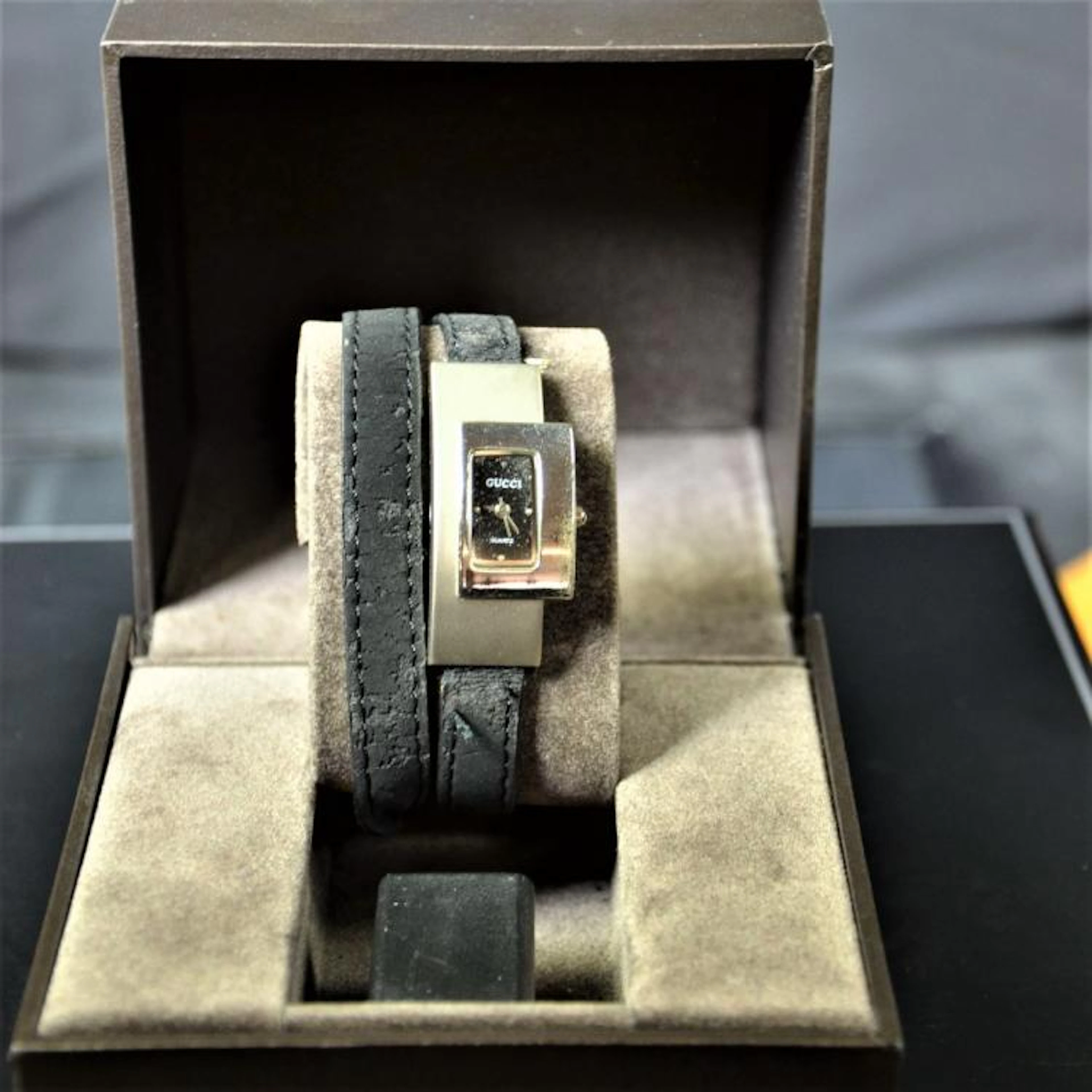 Fantasie-watch GUCCI. 18ct gold case. Quartz movement. Ø 30mm.
