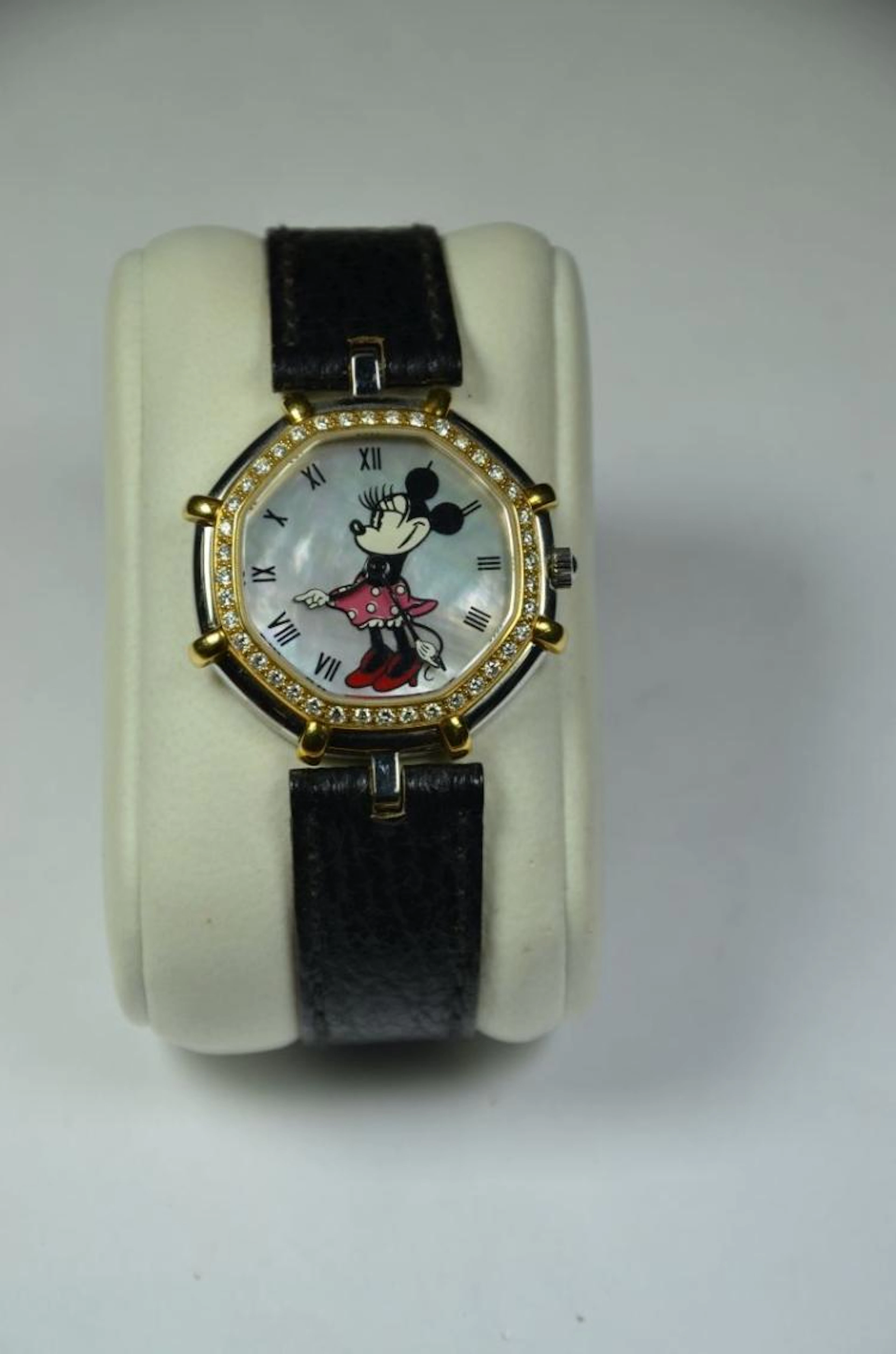 Montre fantaisie GERALD GENTA sur cadran nacre représentant Minnie disney