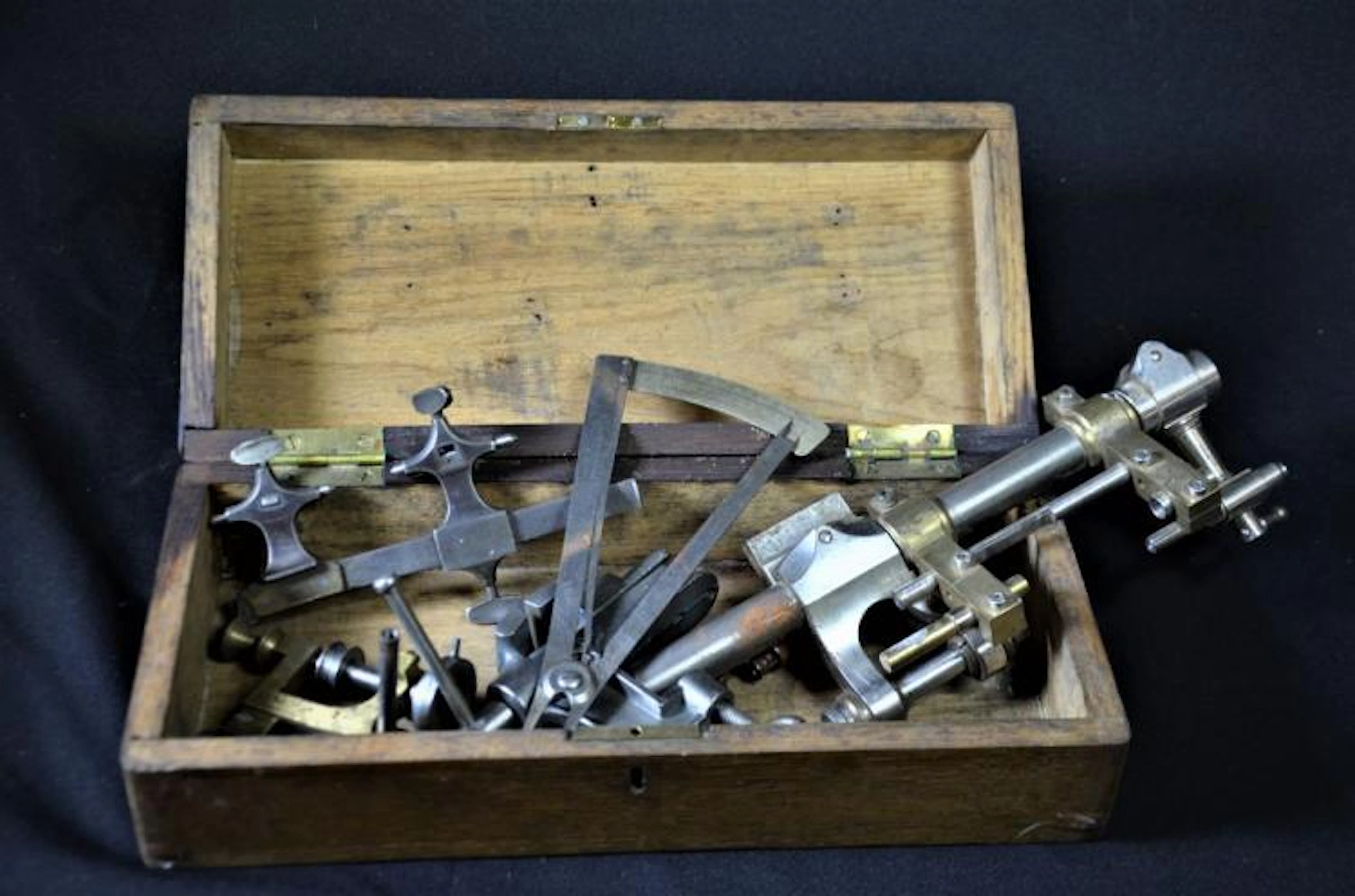 Divers outils d?horloger dans ancienne caisse en bois.
