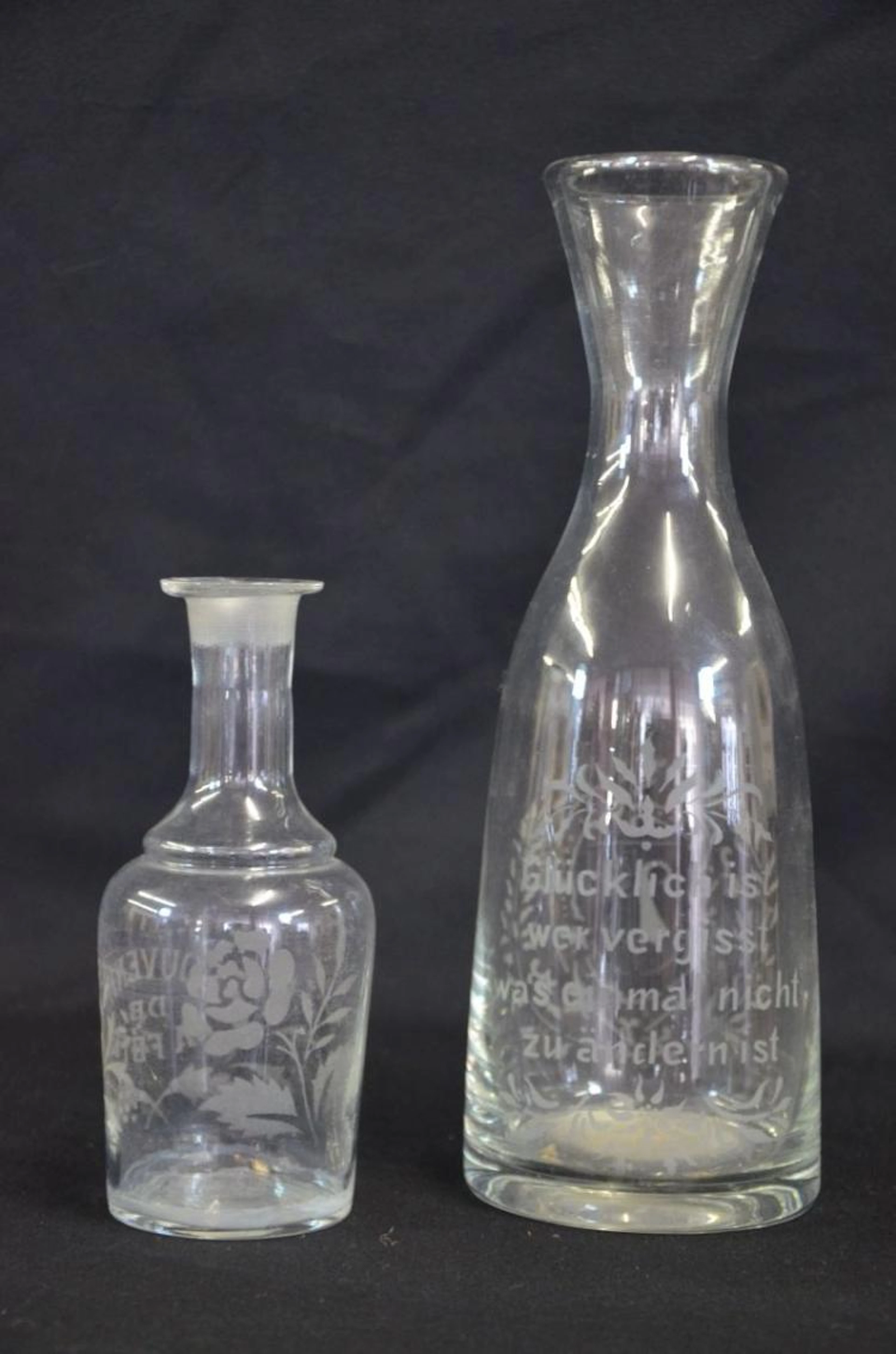 2 anciennes carafes en verre avec décors et gravures...