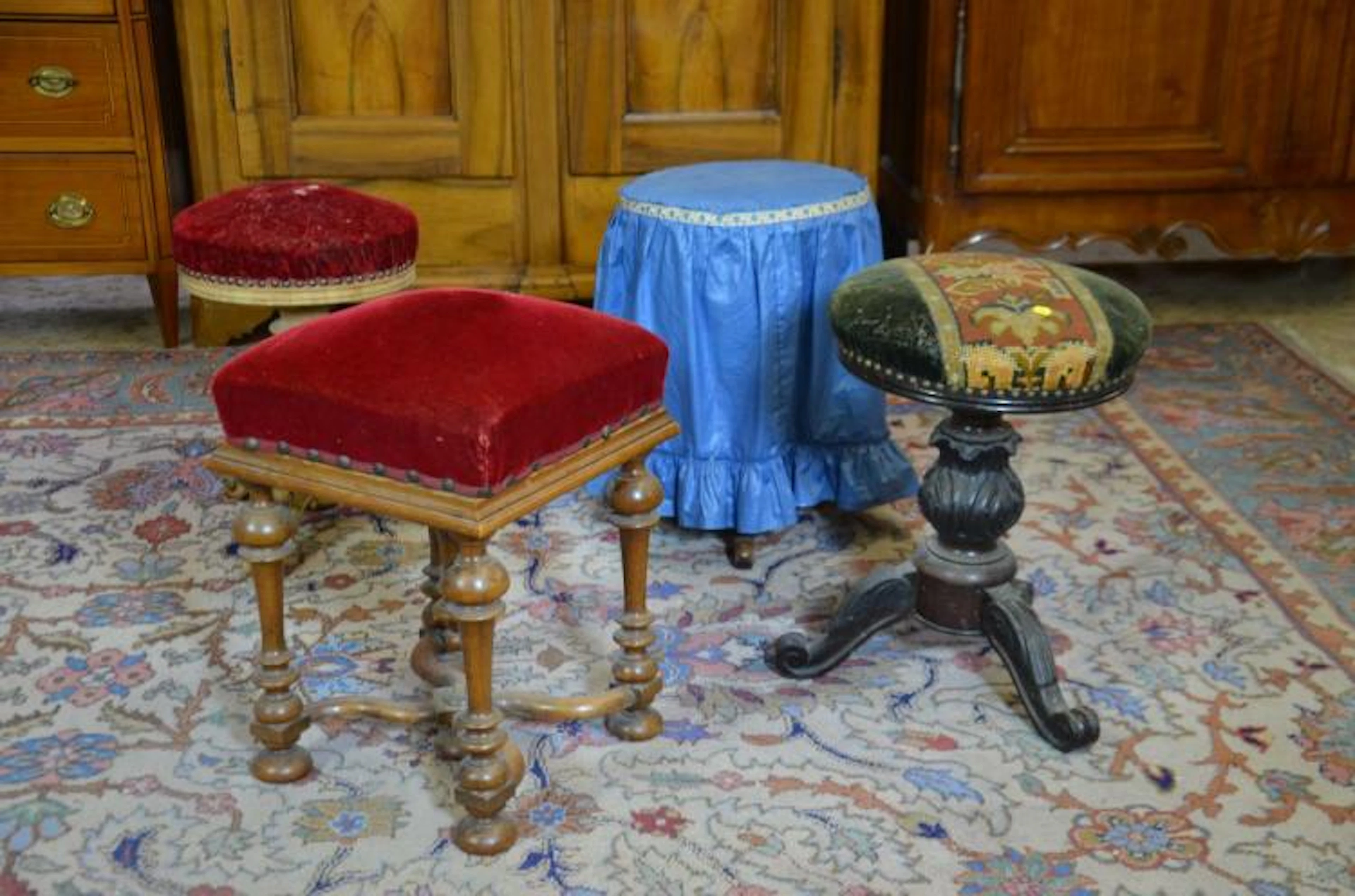 4 tabourets de piano.