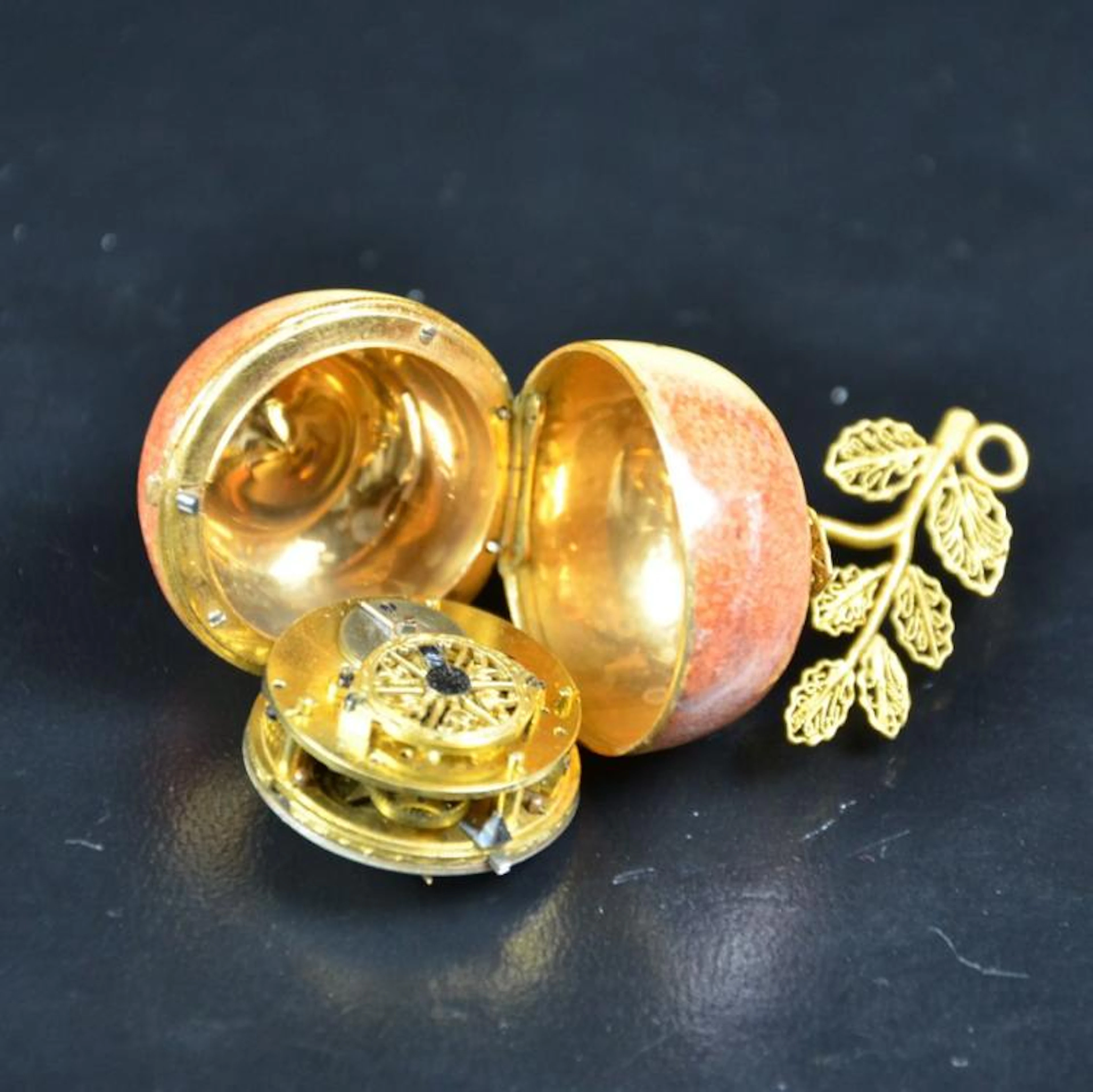 18ct gold and enamel pocket watch in a form o an apple. Louis XVI epoch.