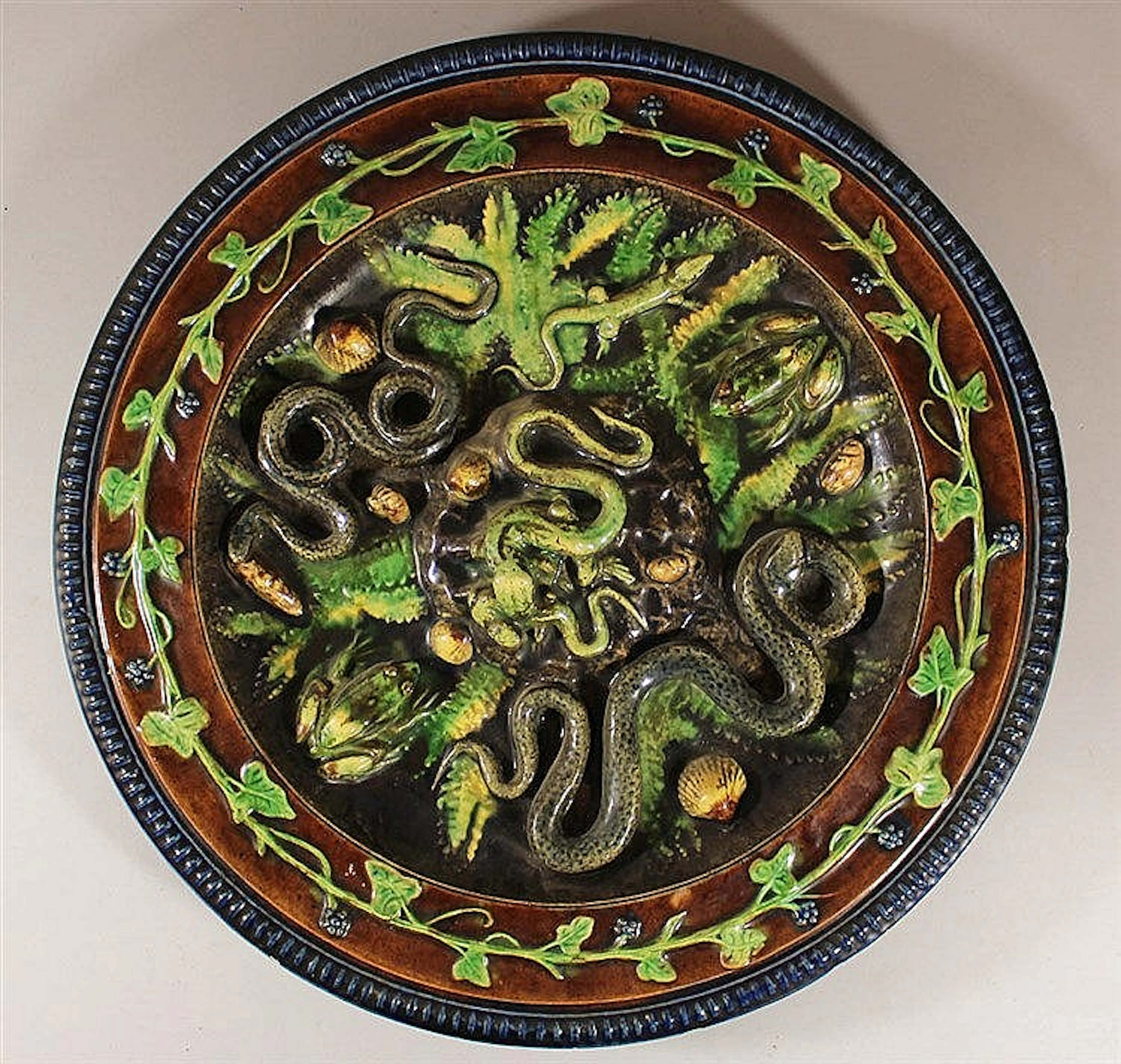Bernard Palissy (1510-1589)-manner, Ceramic dish w