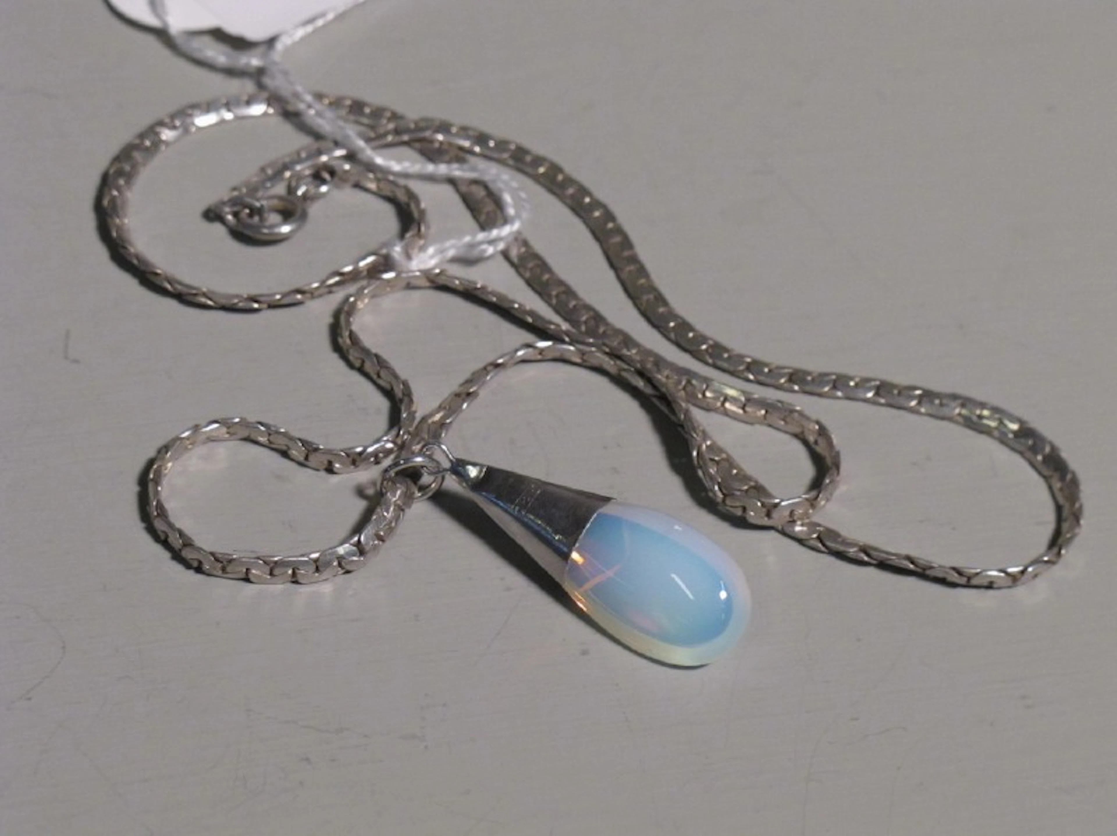 Halsband med hänge, silver samt månsten?