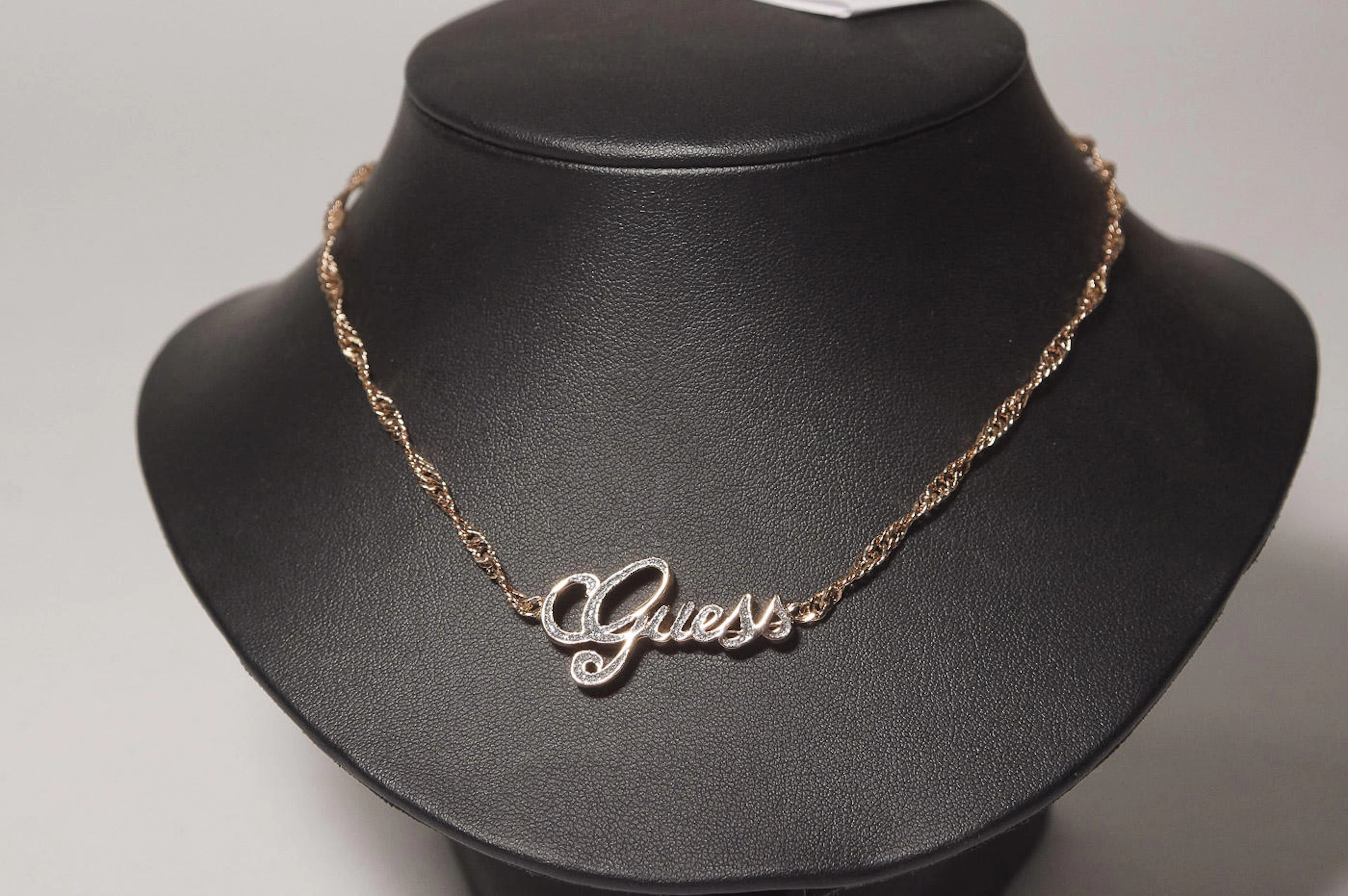 Halsband, Guess