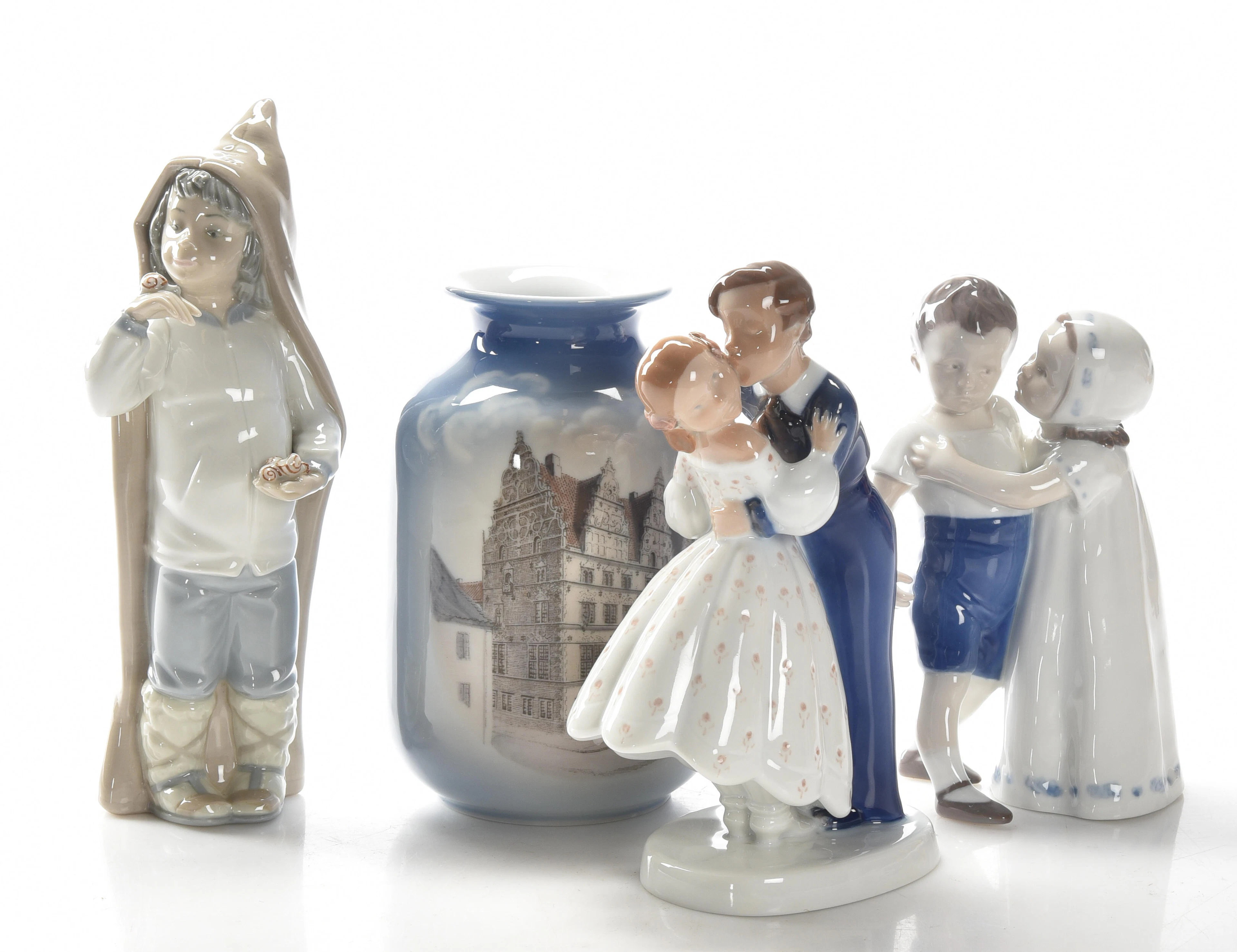 Samling porslinsfigurer och vas
