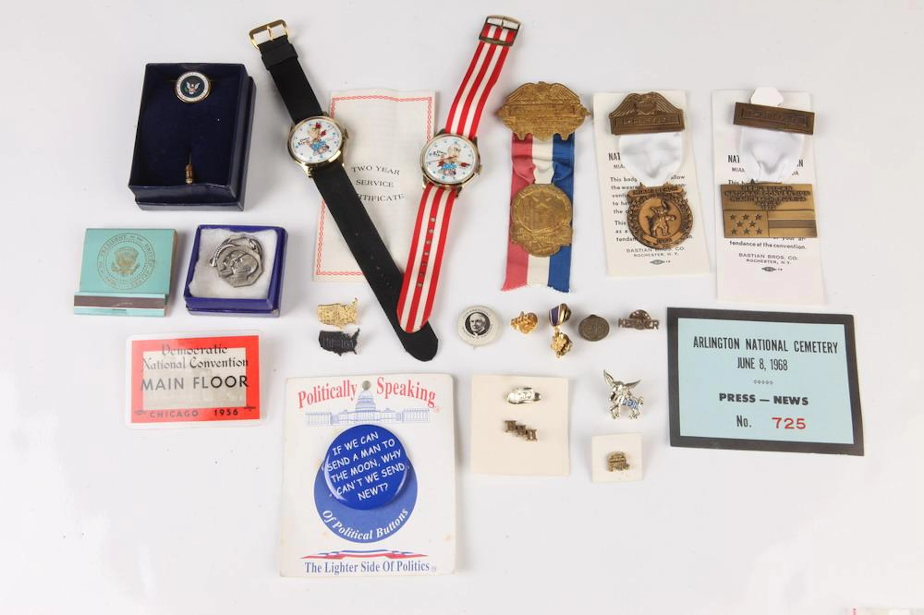 GROUP ASSORTED ITEMS 20TH CENTURY U.S POLITICAL CAMPAIGN BUTTONS