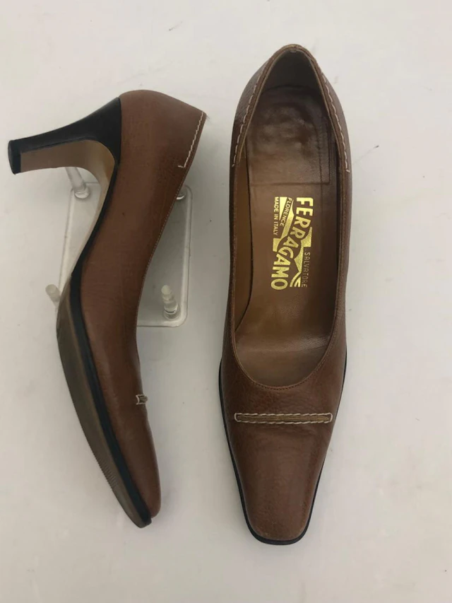 SALVATORE FERRAGAMO TAN LEATHER HEELS WITH WHITE STICHING DETAIL