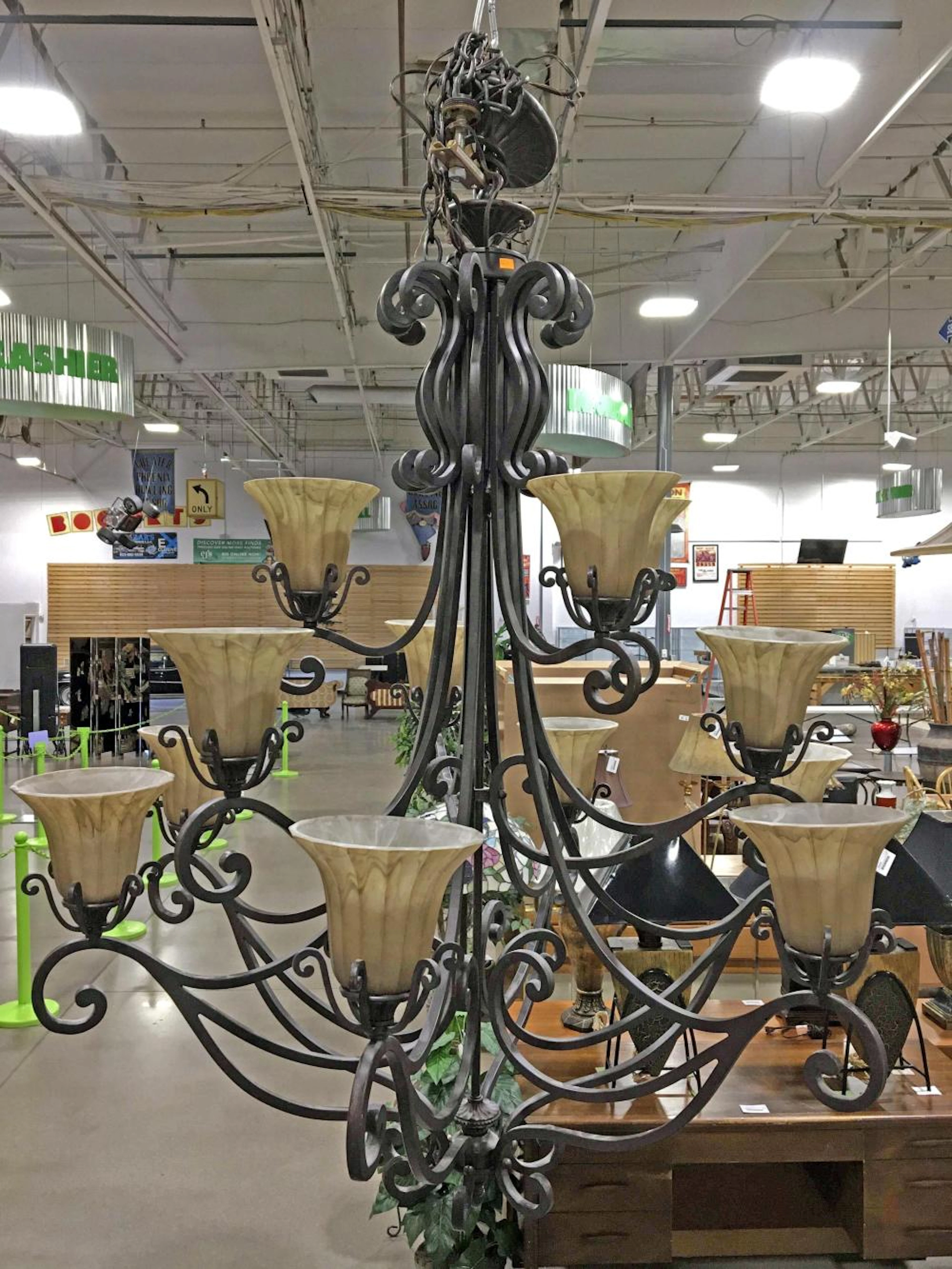 Traditional Iron Scroll 12-light Chandelier