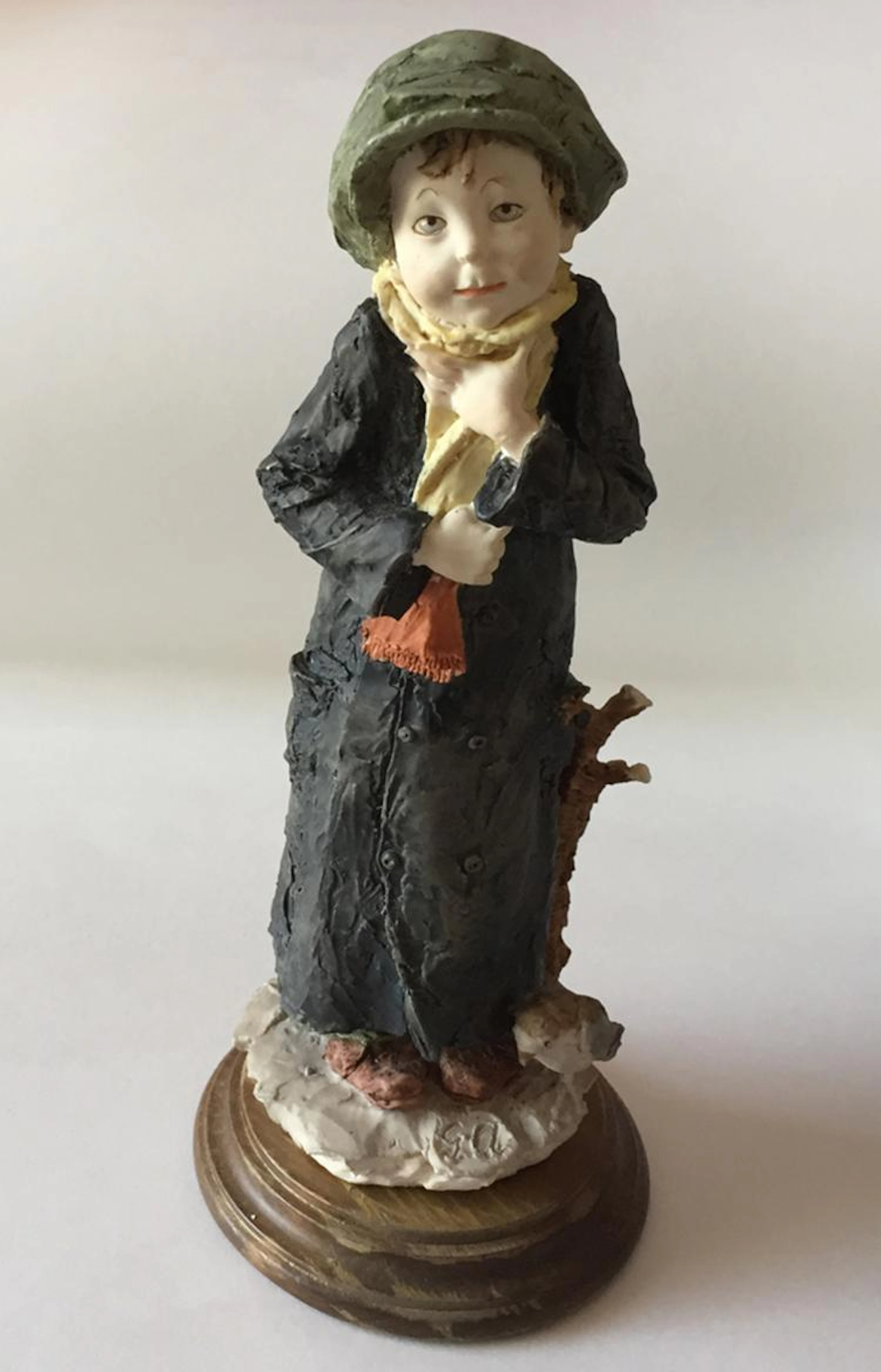 GIUSEPPE ARMANI: Vintage porcelain figurine sculpture "Winter...in...