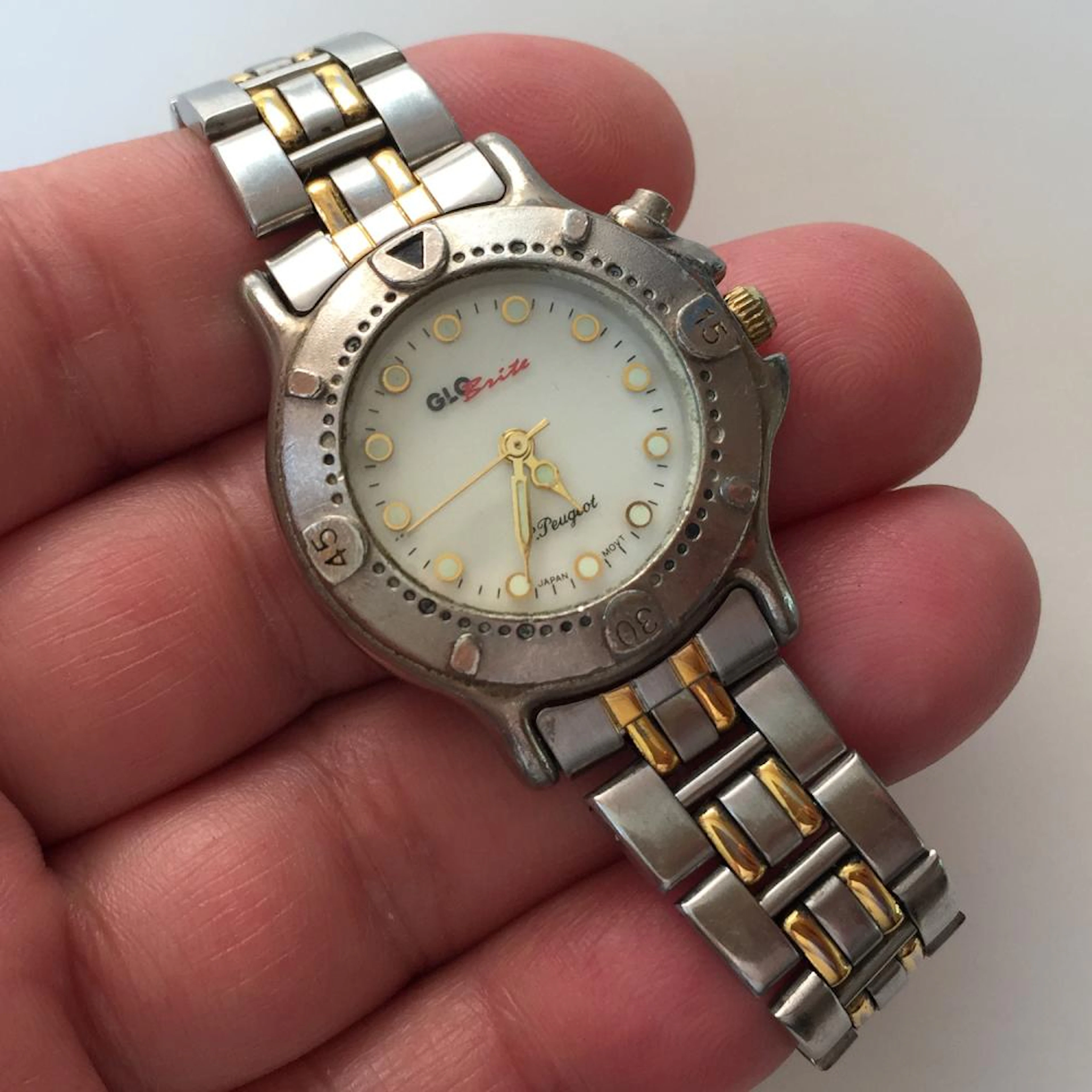 Silver tone matt finish with gold accent ladies round GLO BRITO P