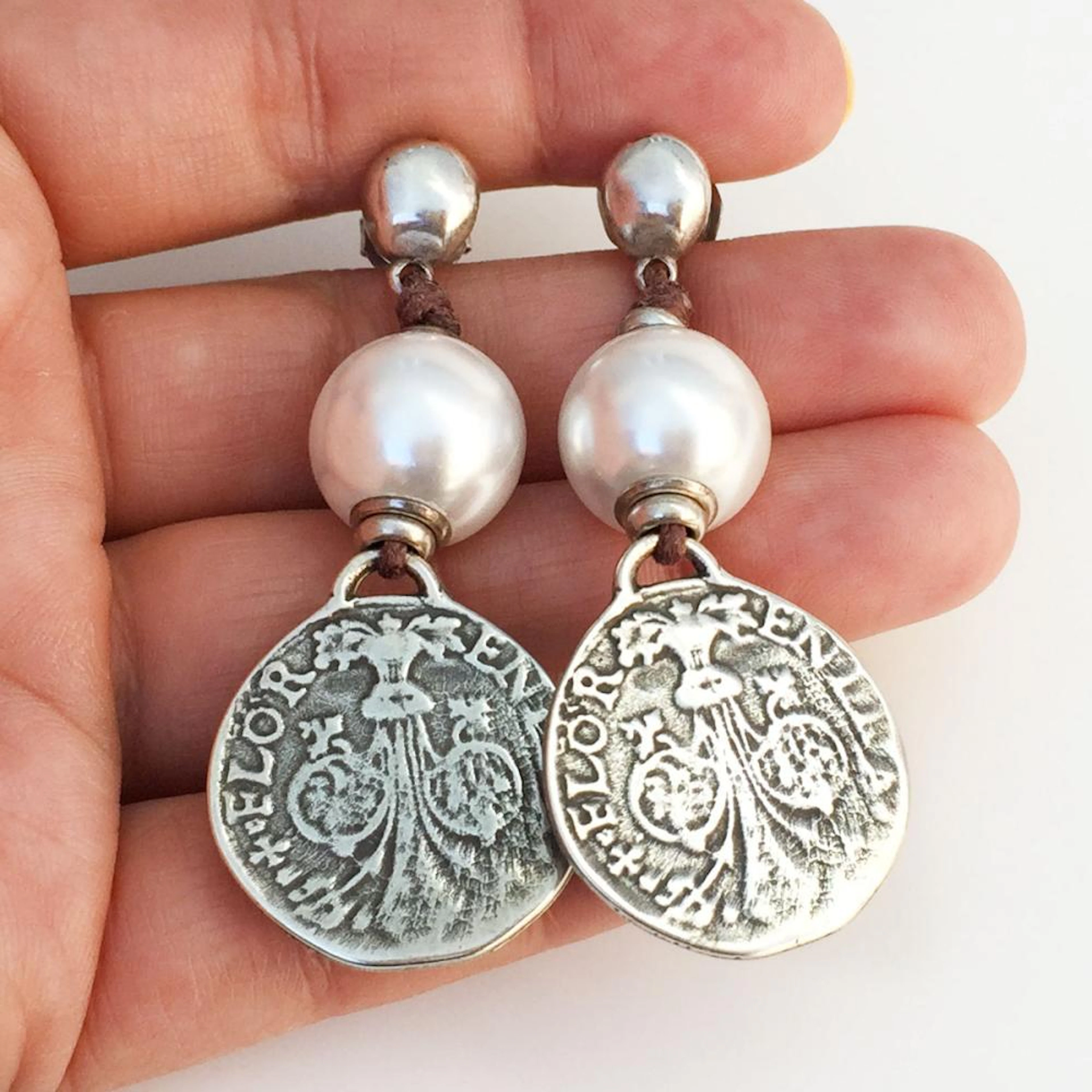 UNI DE 50: Vintage Alexandria silver plated faux white pearl