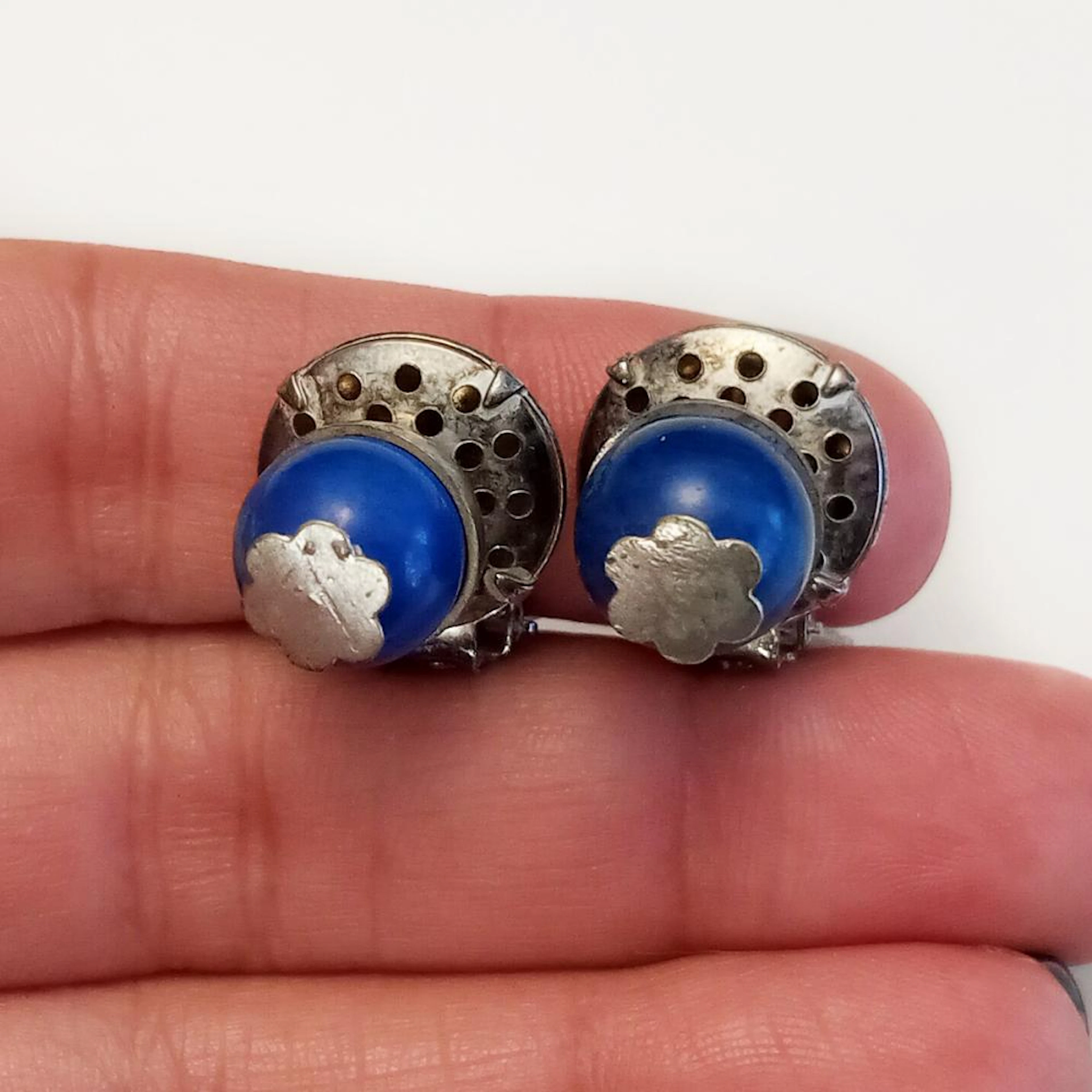 Silver tone 10 mm round shape blue sodalite ear clips