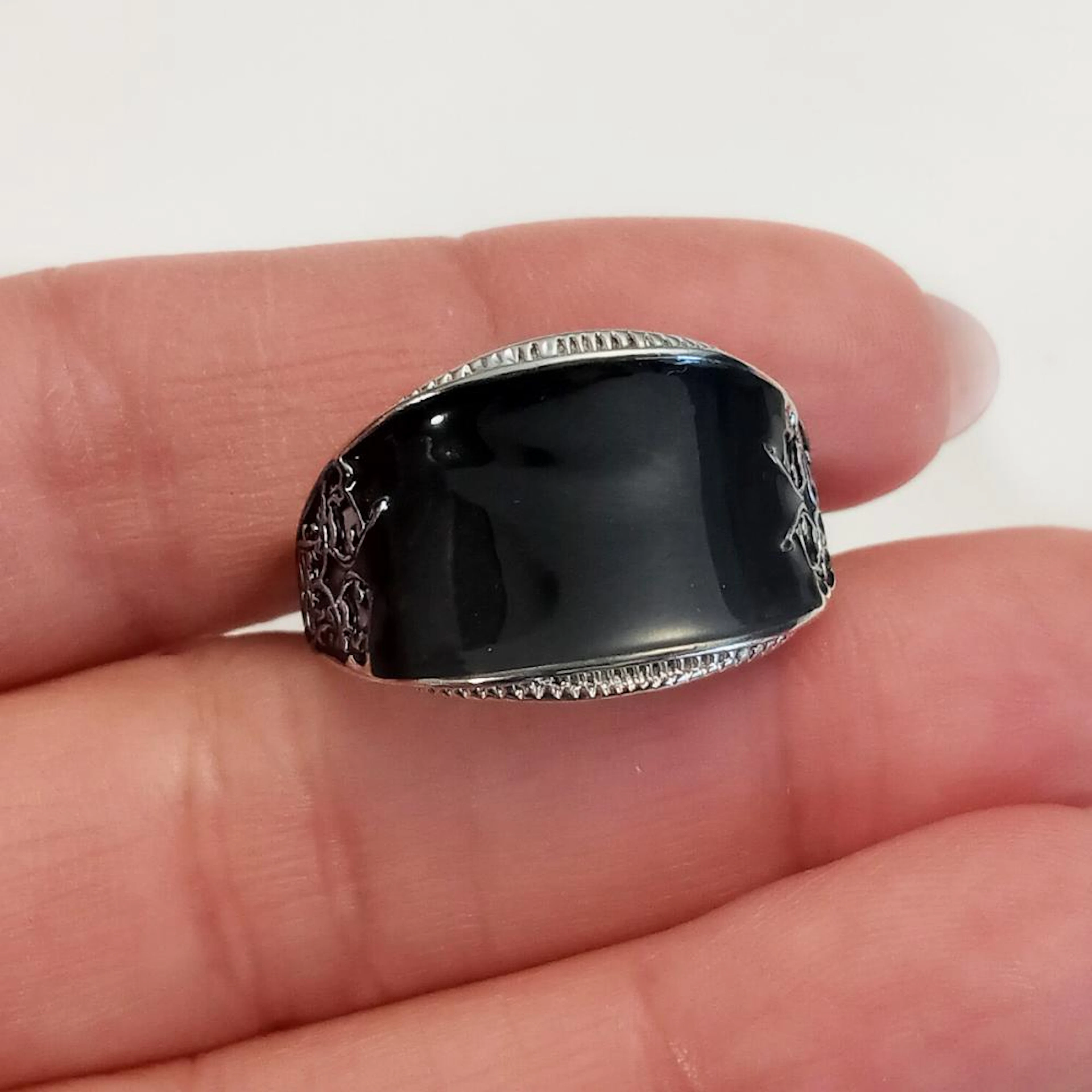 Silver tone black enamel inlay textured finish ring, size 10.5