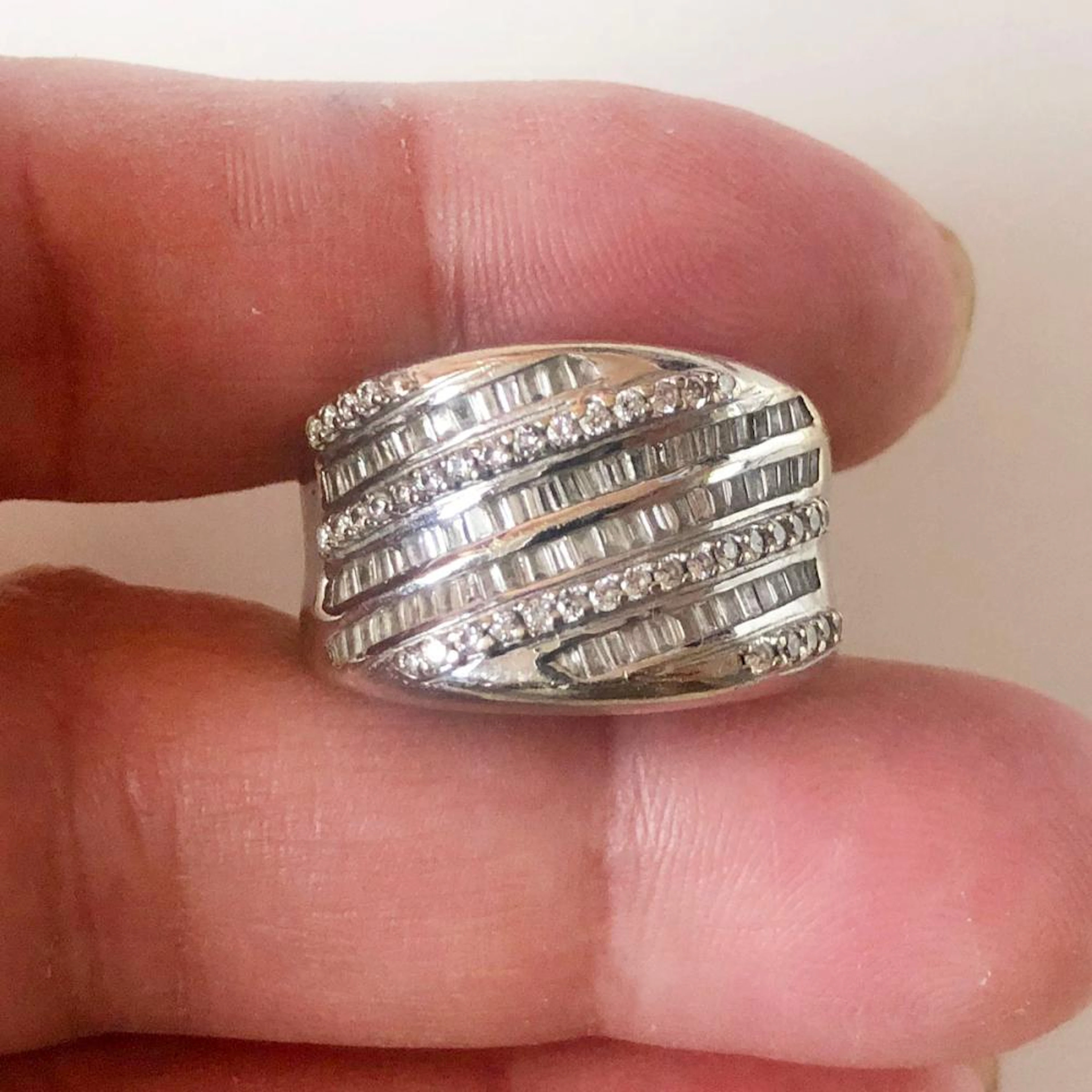 14k white gold round and baguette diamond nice gallery inside ring, size 8 1/4