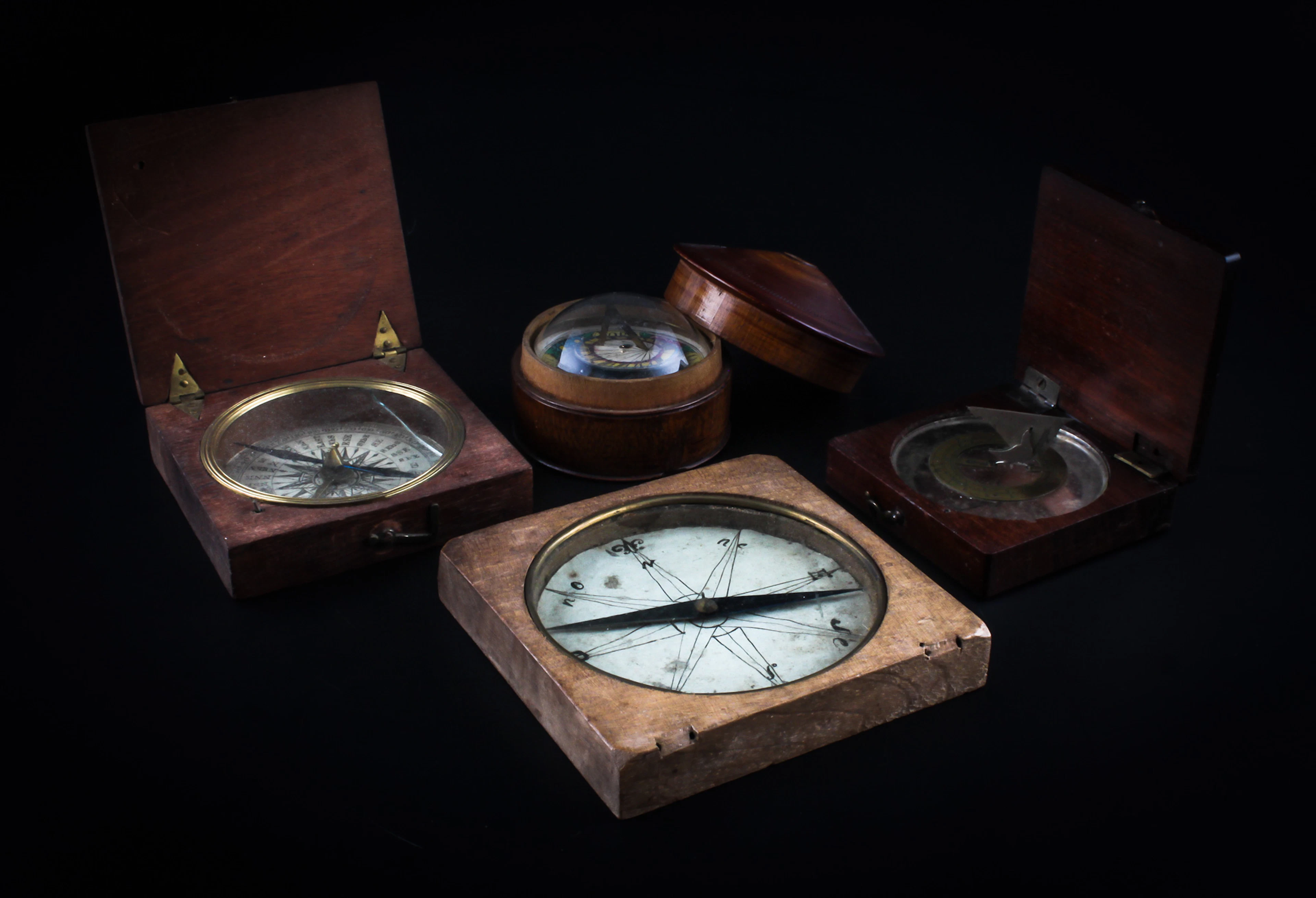 Lot de 4 boussoles anciennes en bois, XIXe s.
