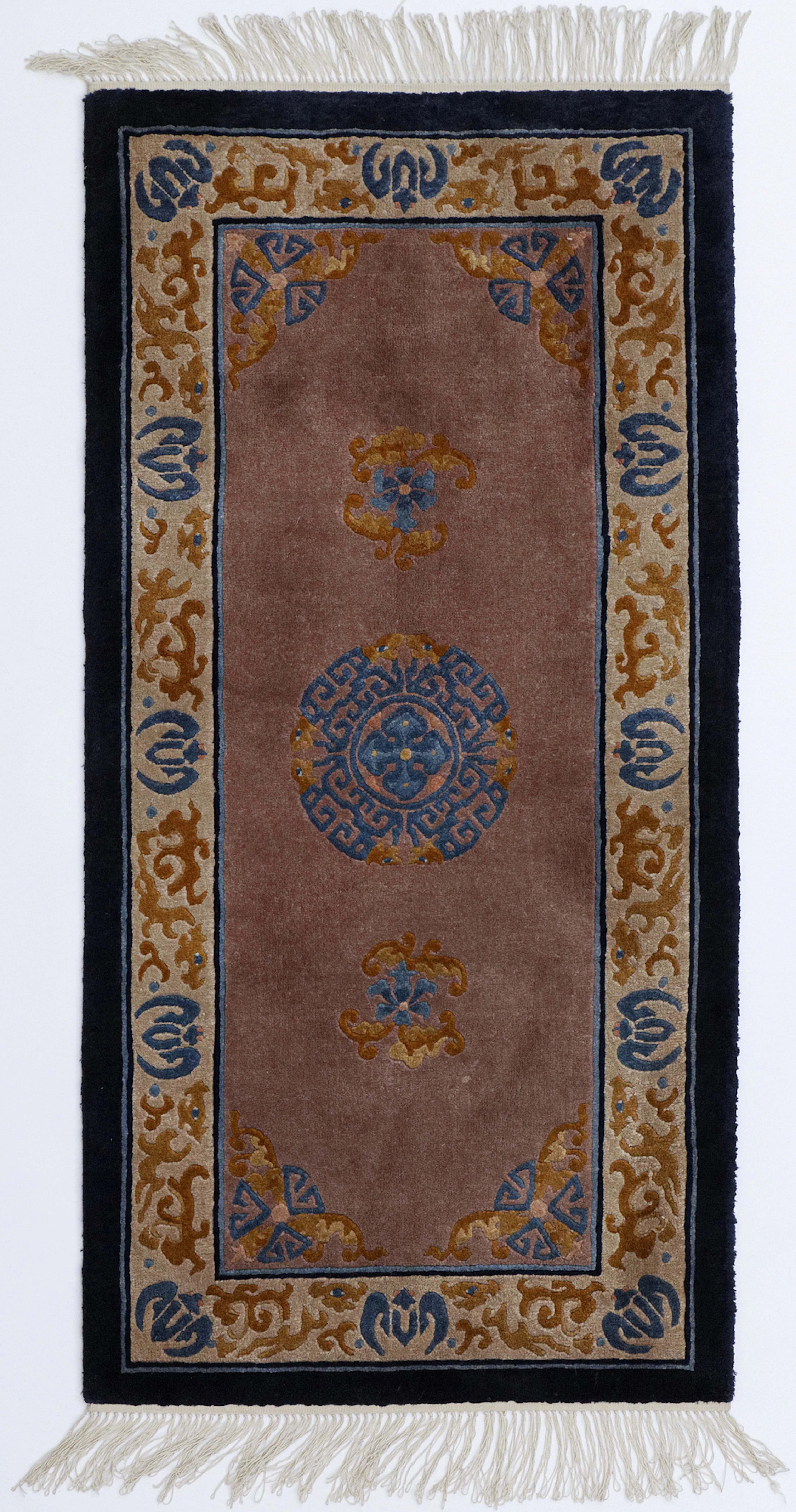 Petit tapis chinois en soie à médaillon central sur fond rose, bordure