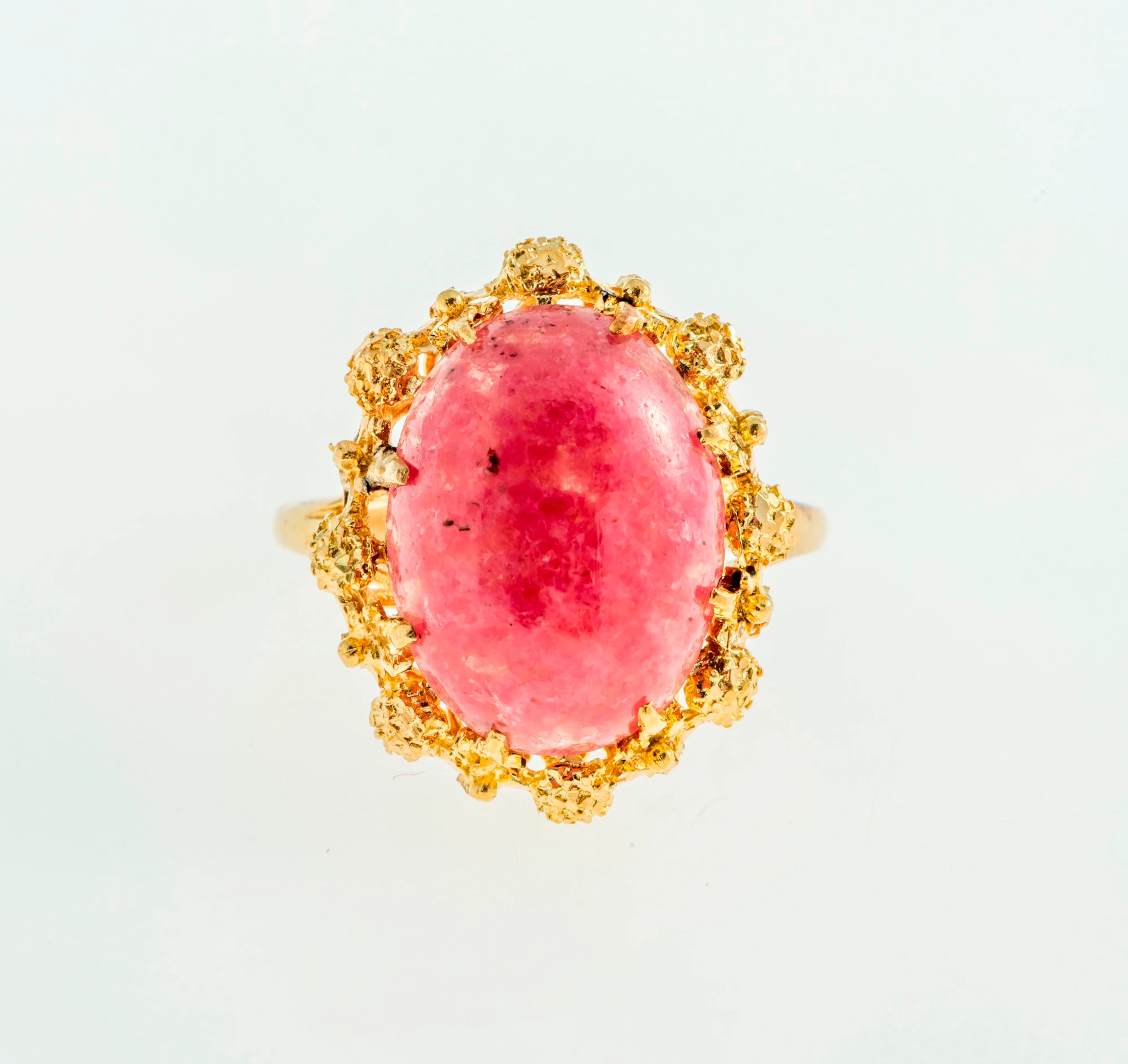 Bague en or 750 sertie d'un cabochon de rhodonite, doigt 56-16