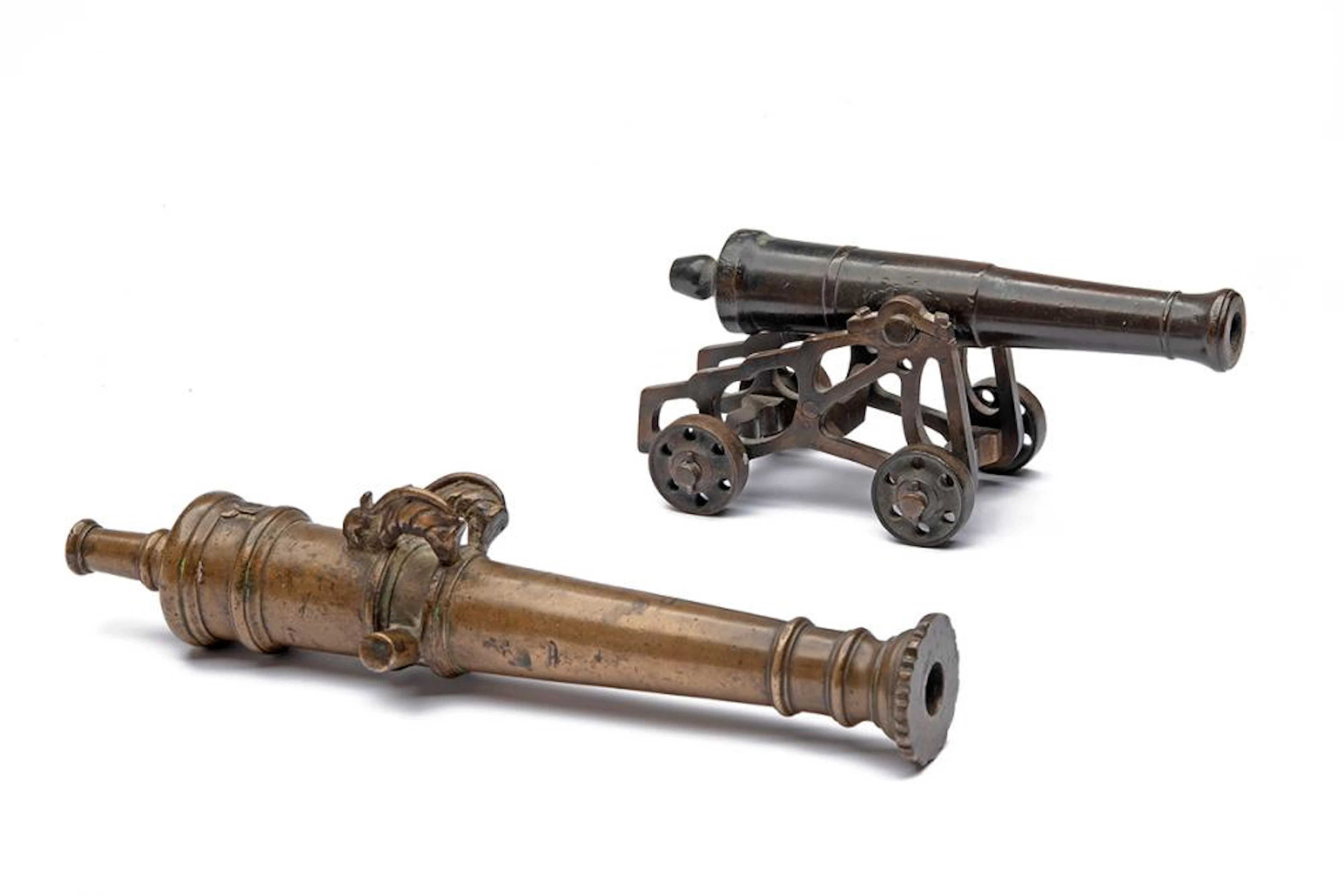 A GOOD PAIR OF BRASS VICTORIAN MINIATURE CANNONS,