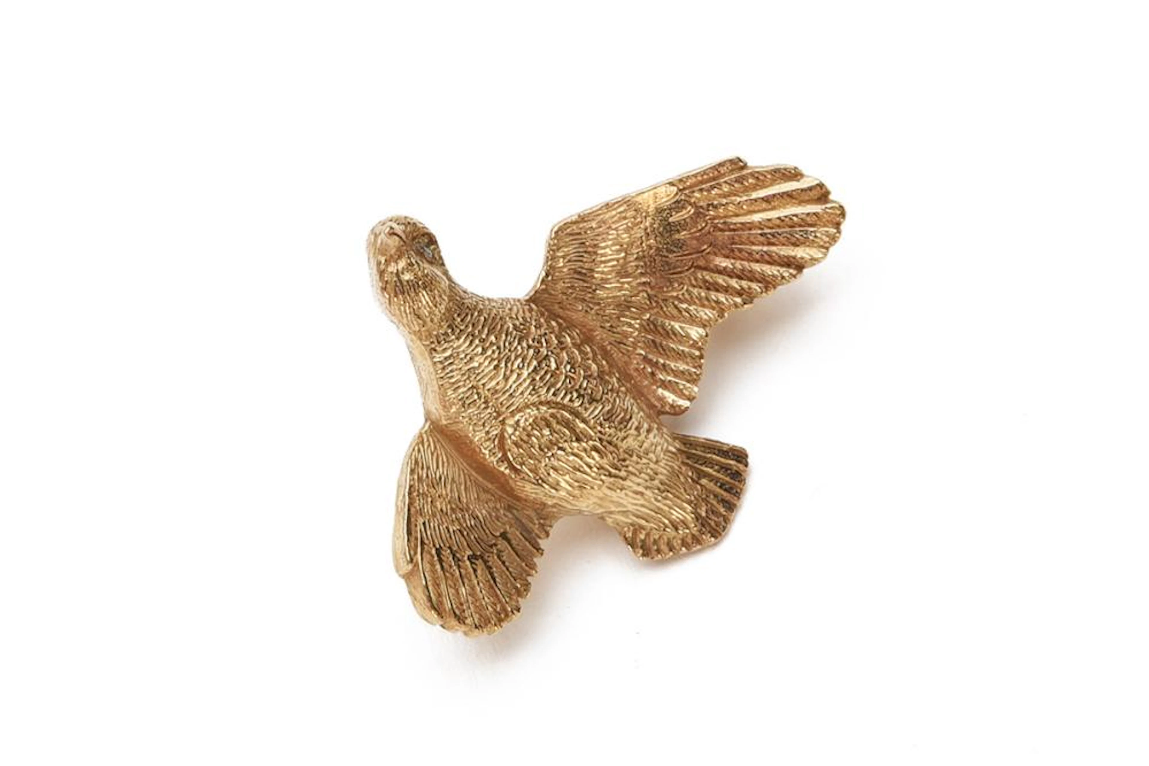 A SMALL 9ct GOLD 'LOST WAX' PARTRIDGE BROOCH OR CAP BADGE,