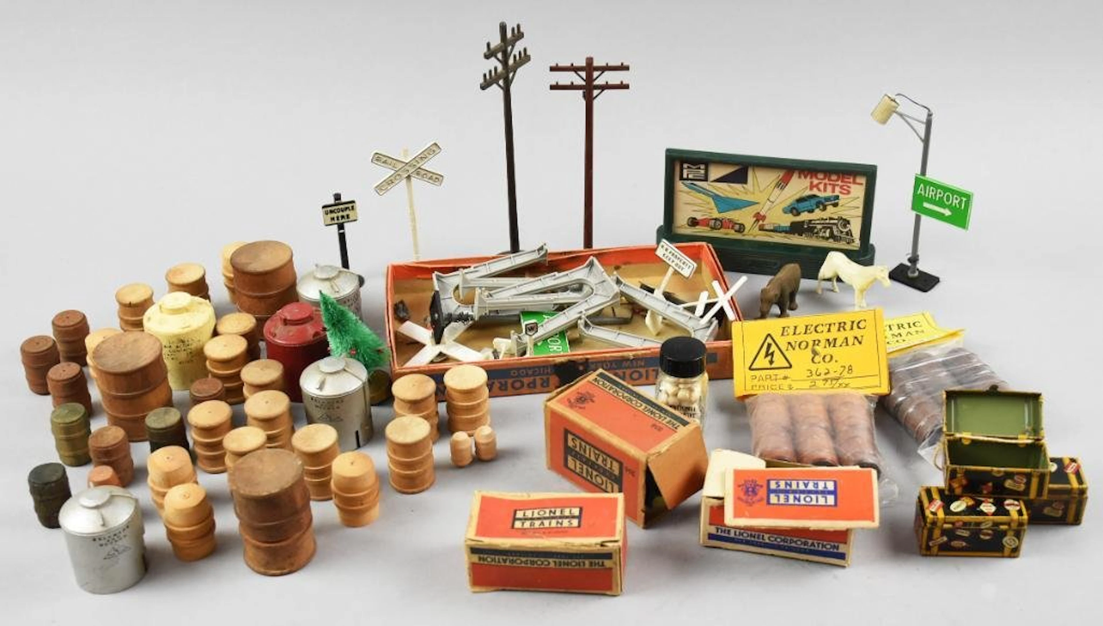 Misc Vintage Lionel, Marx Village and Train Accessories