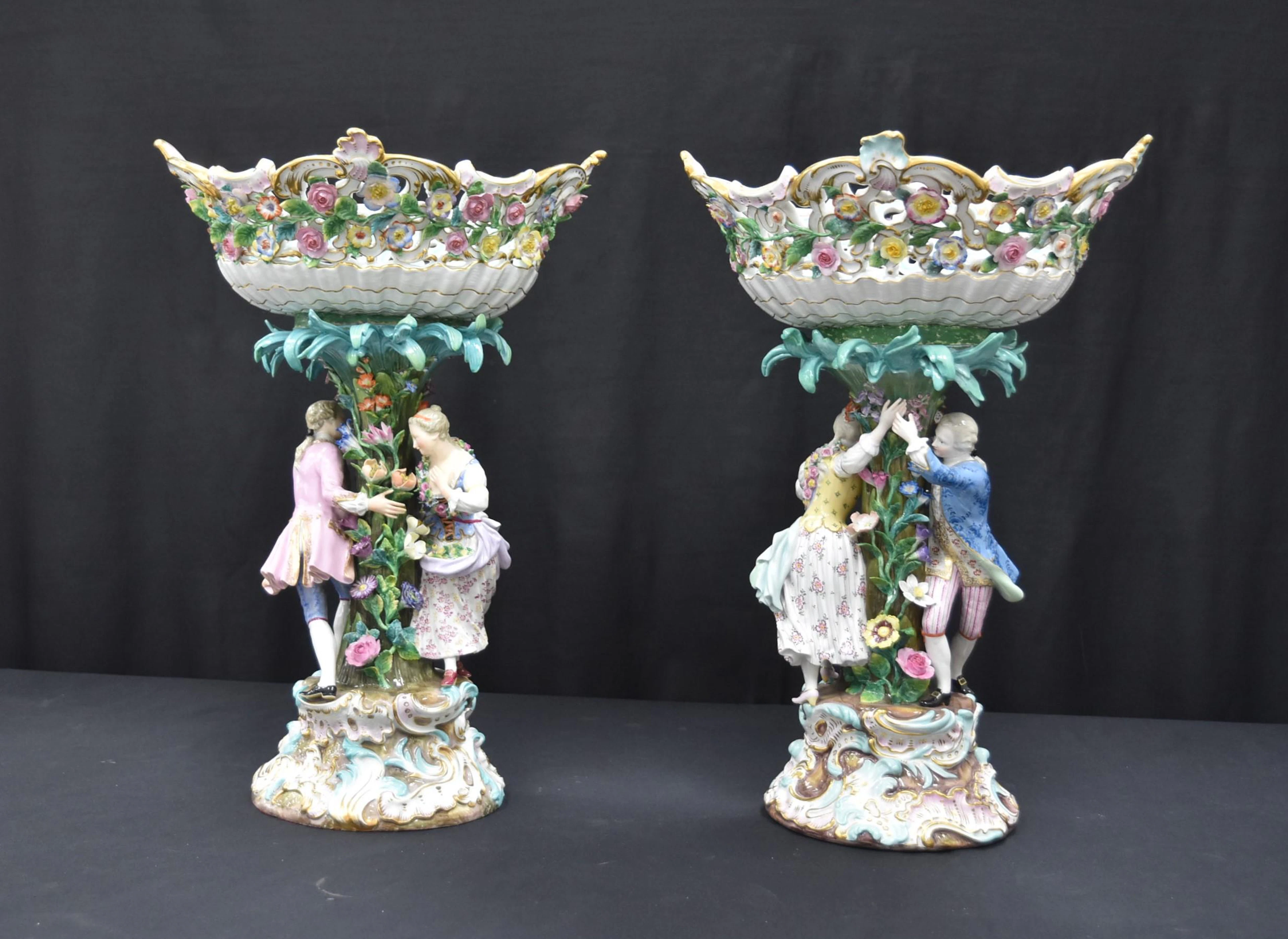 (Pr) LARGE MEISSEN PORCELAIN CENTERPIECE