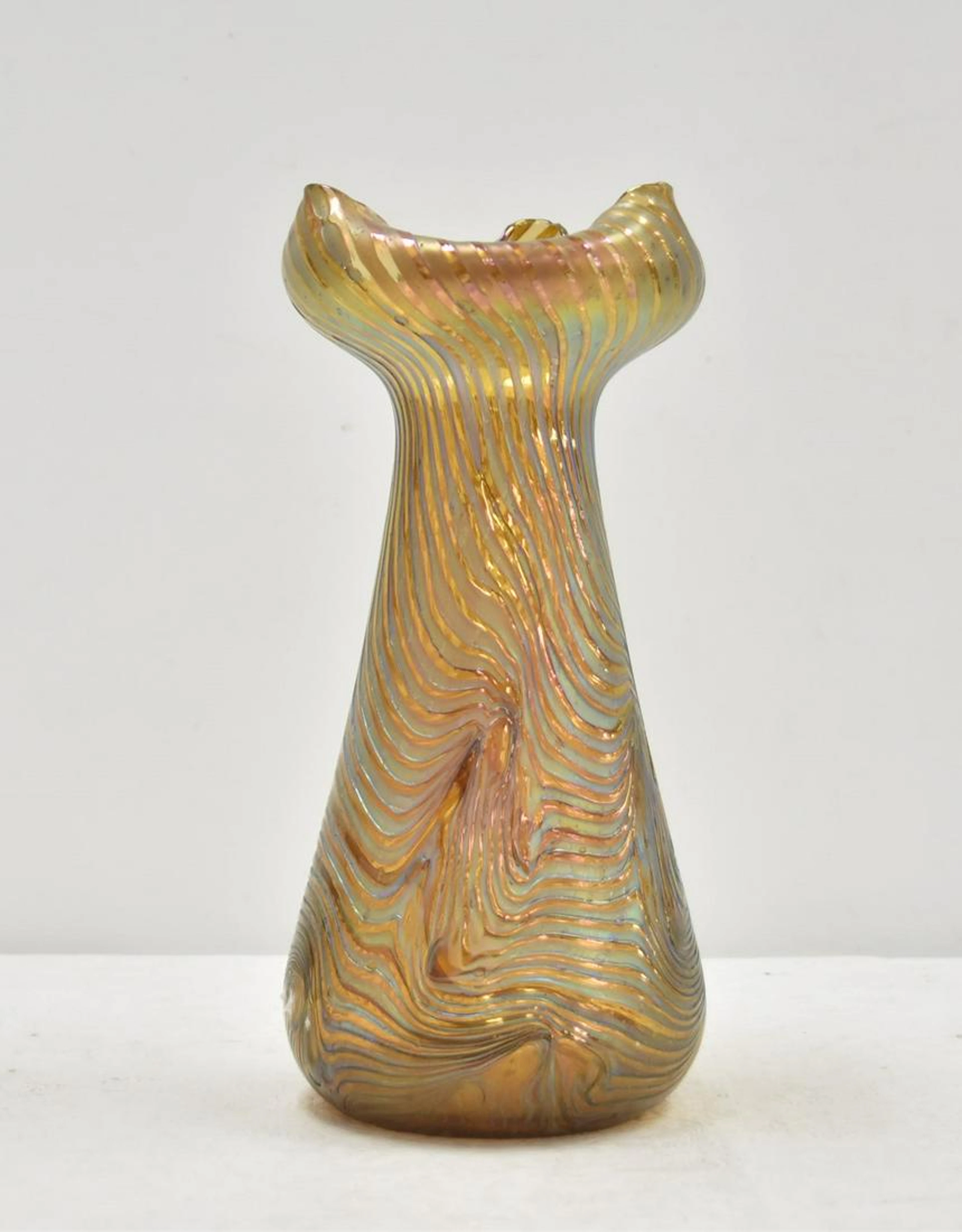 RUFFLED SWIRL ART GLASS VASE