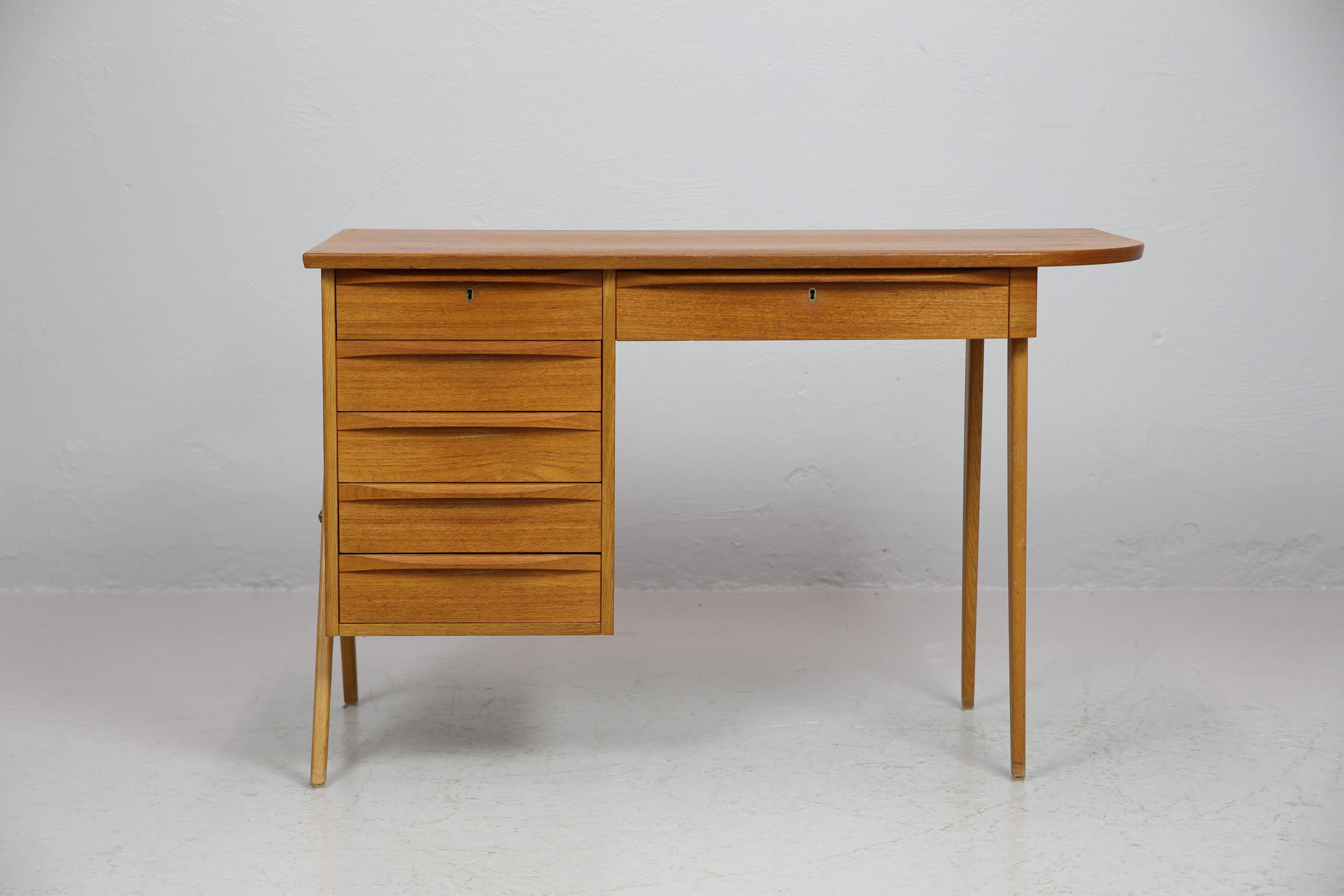 SKRIVBORD, teak, 1950-tal