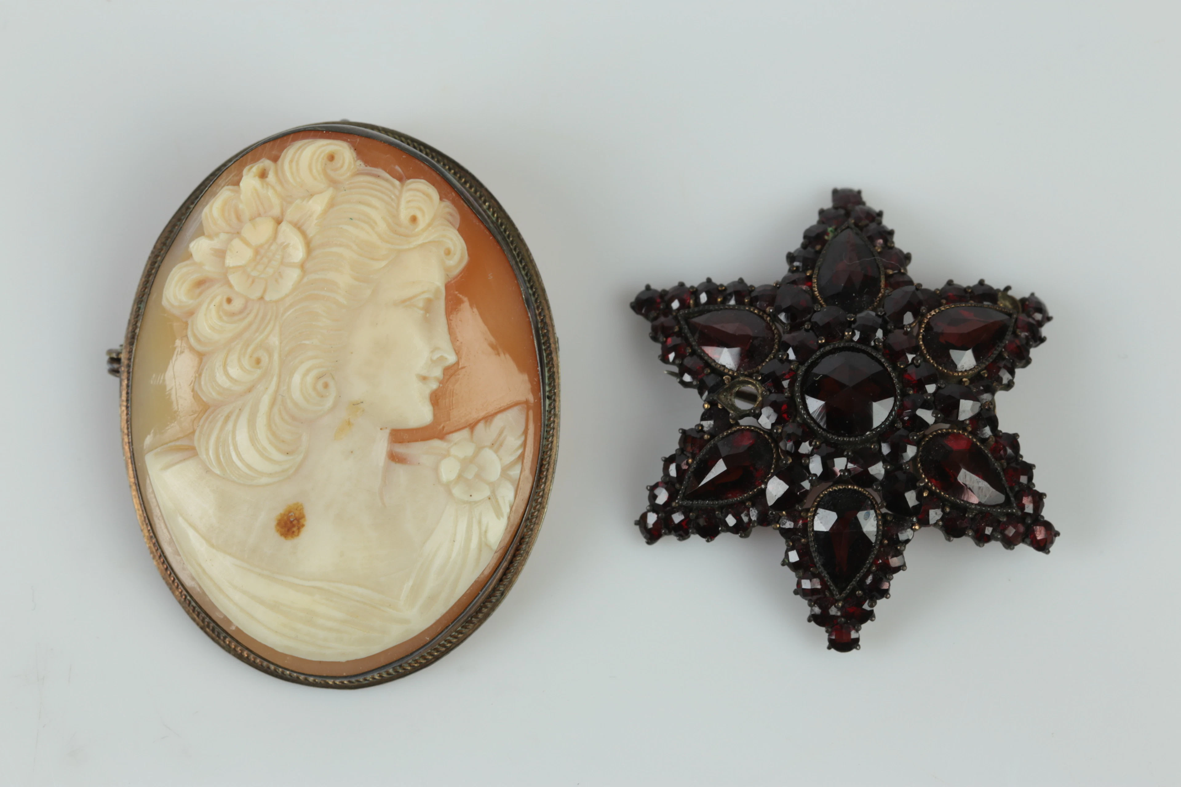 CAMÉHÄNGE /-BROSCH, silver, samt GRANATBROSCH, metall