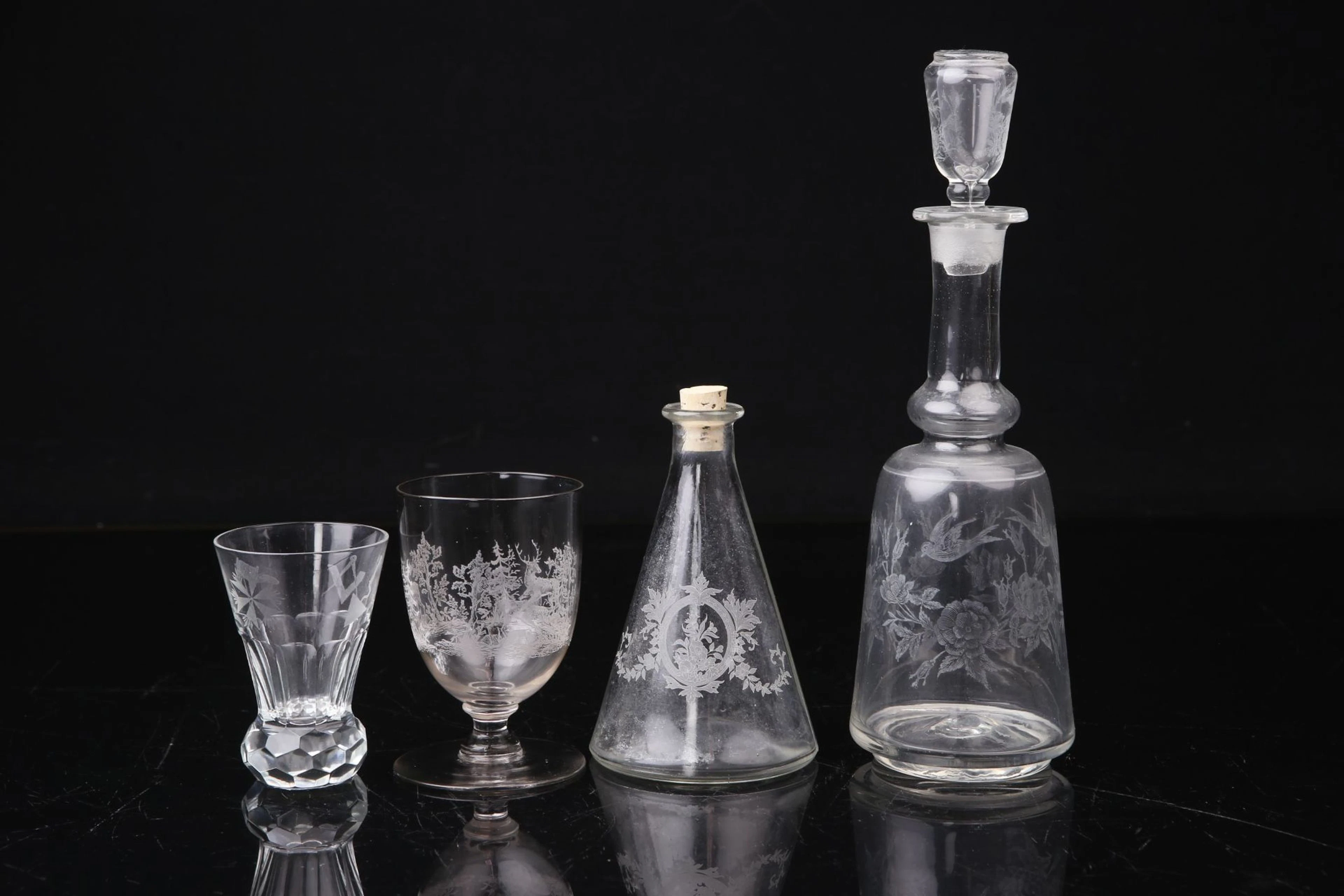PARTI med frimurarglas, 4 st, vinglas, 6 st, karaffer, 3 st, bl.a. etsad dekor