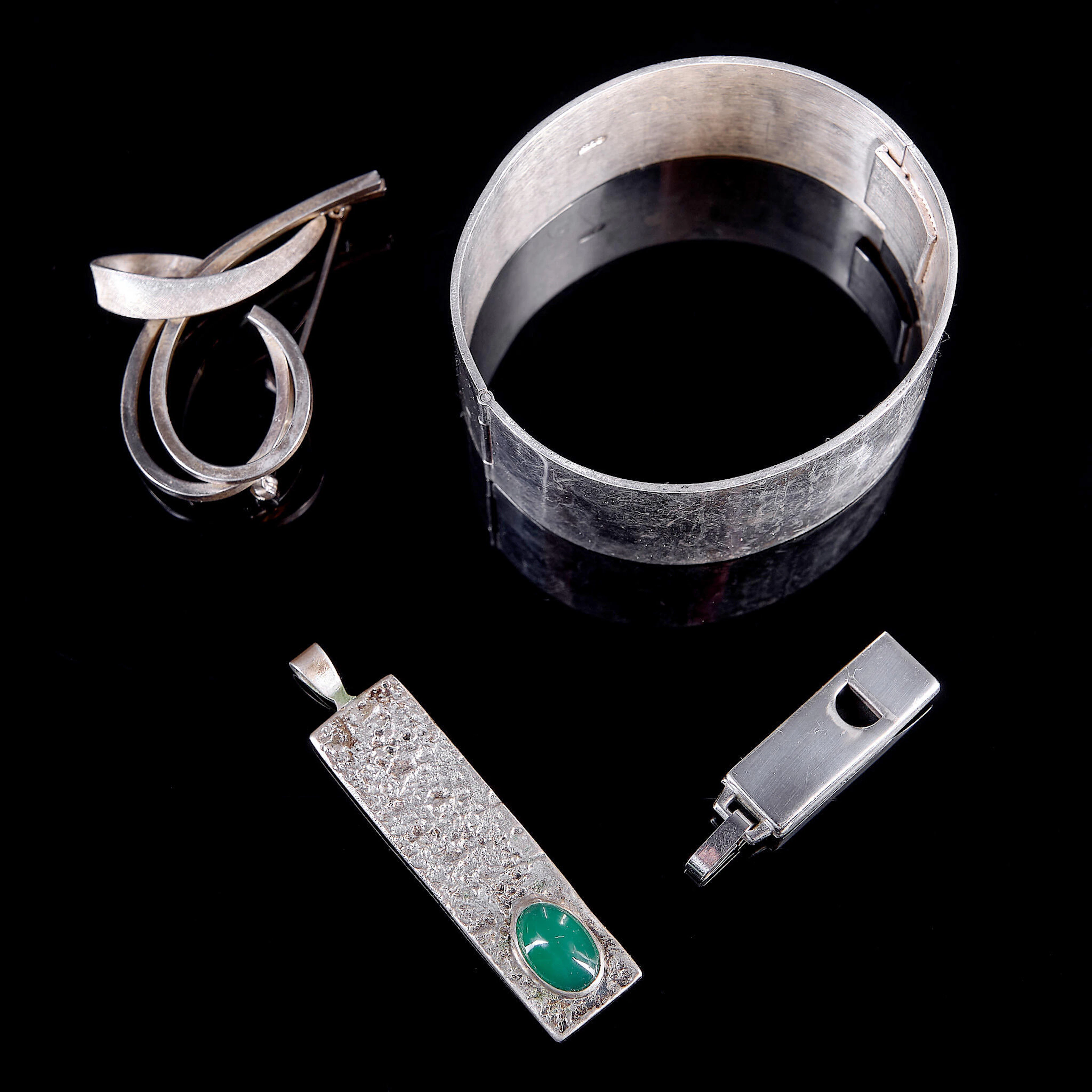 PARTI SILVERSMYCKEN. Armband, brosch och två hängen.