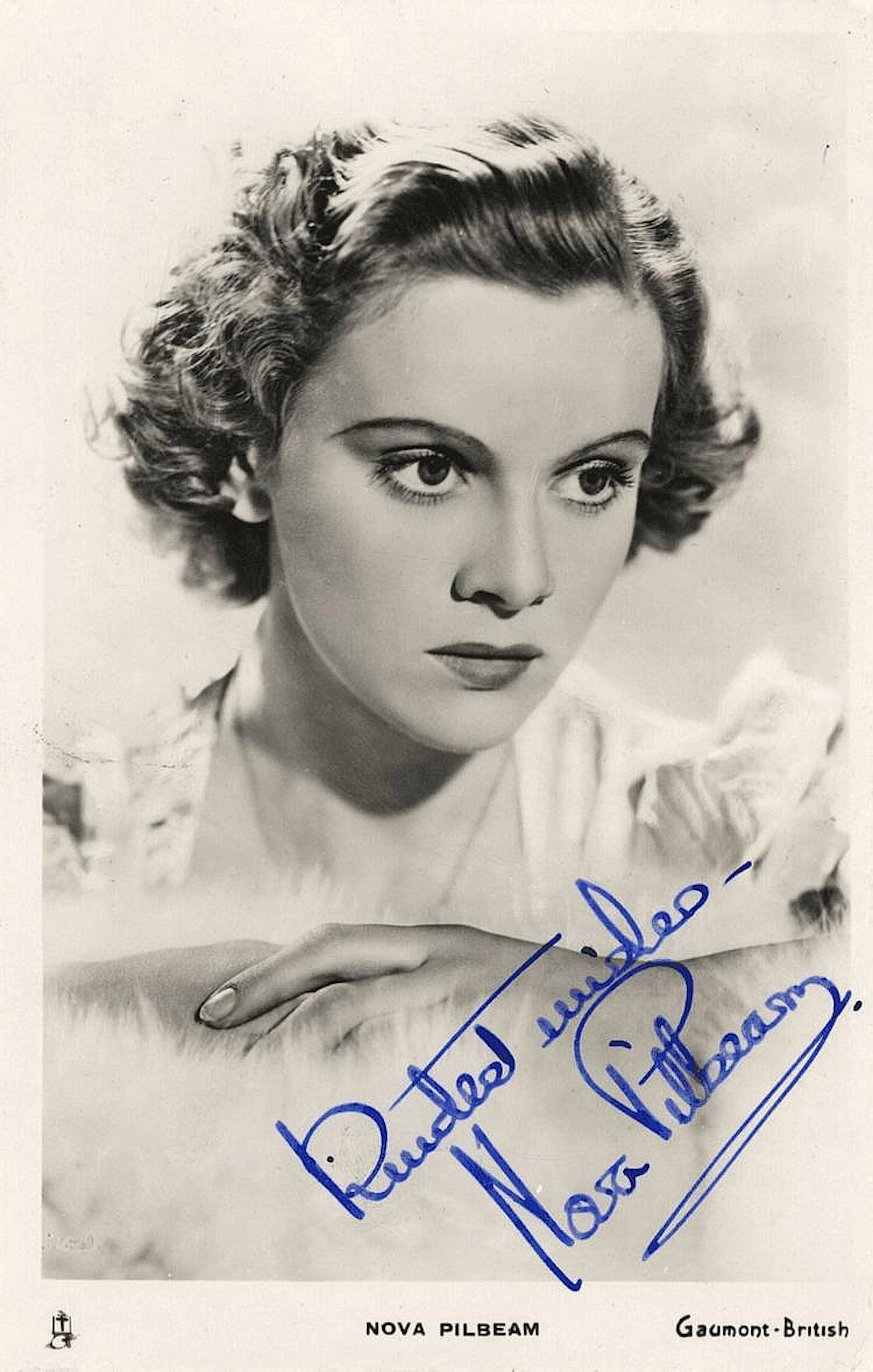 ACTRESSES: Selection of vintage signed postcard