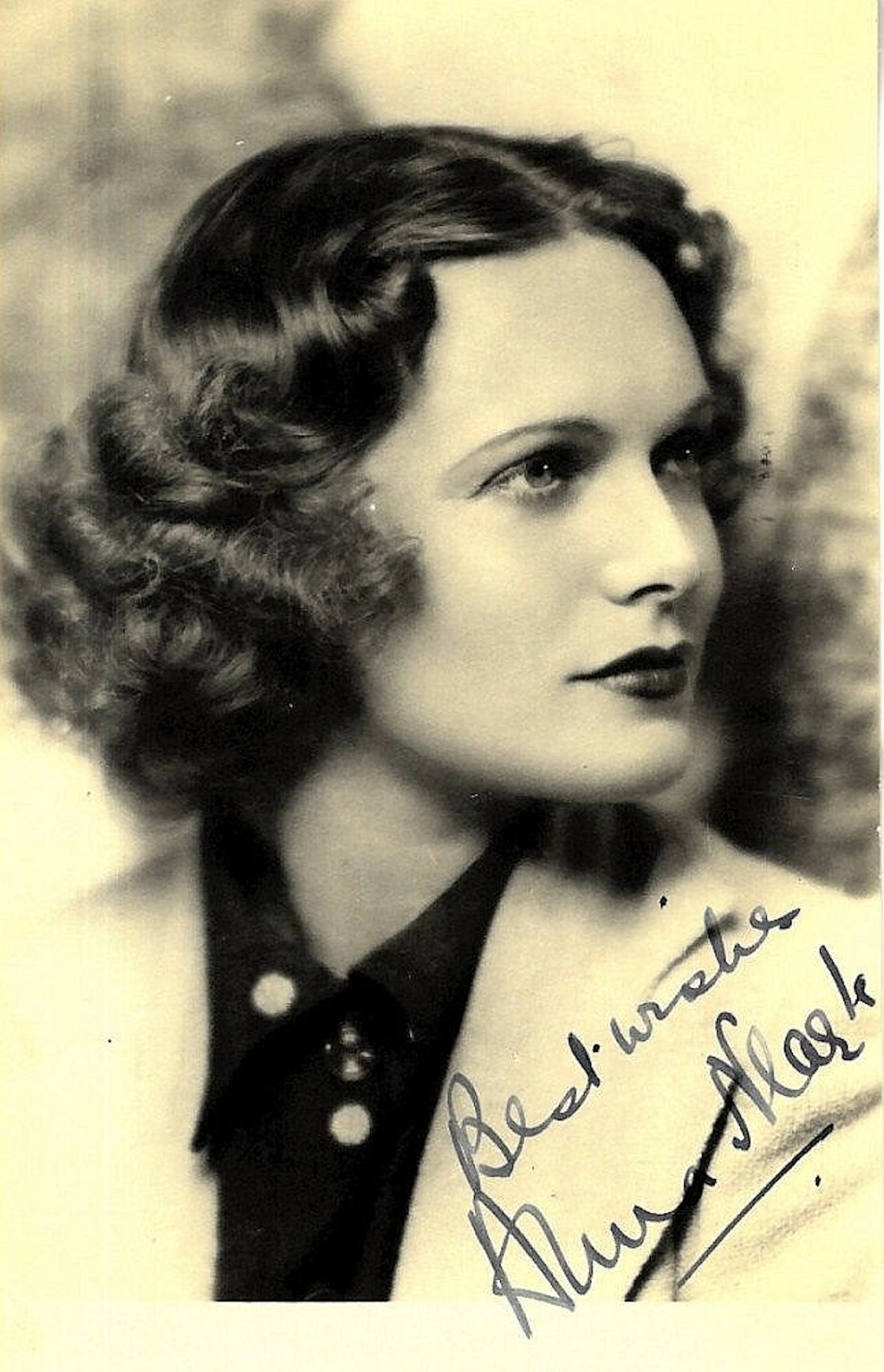 ACTRESSES: Selection of vintage signed postcard