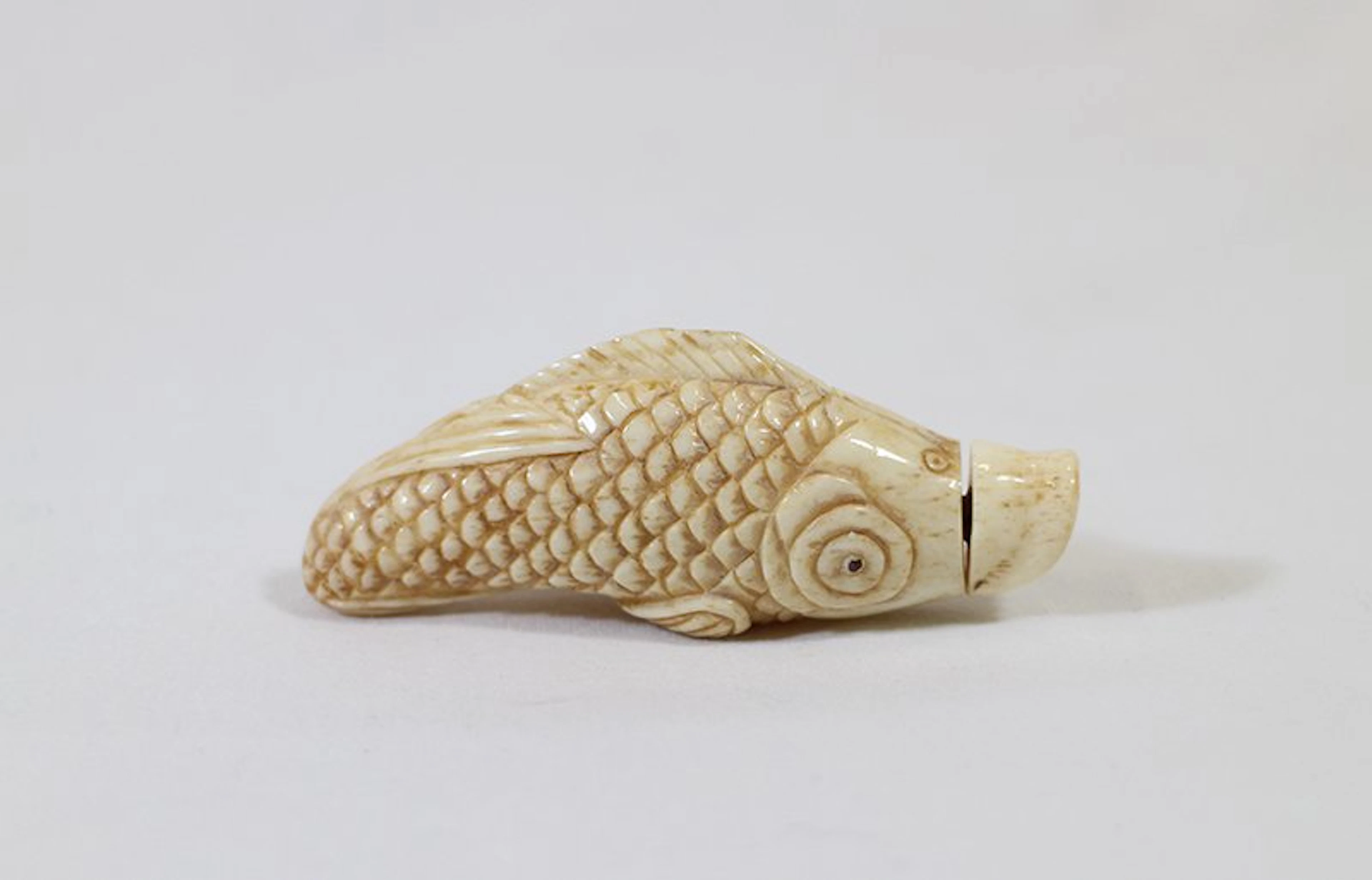 Chinese fish snuff bottle