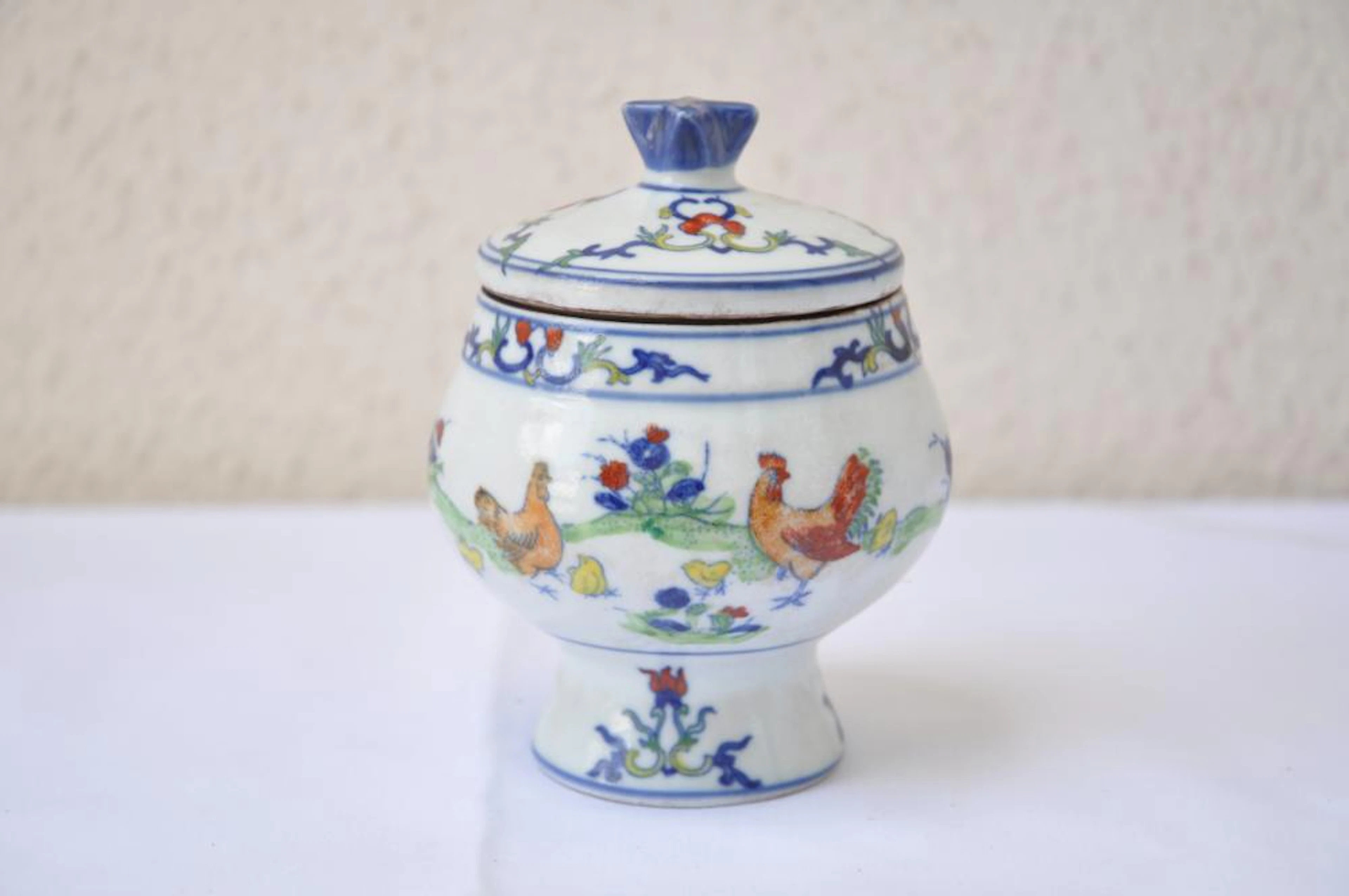 Queen Mother Tu Cung Hoang Thai Hau's Qing Dynasty Wucai Porcelain Lidded Standing Chicken Bowl W/Yongzheng Reign Mark