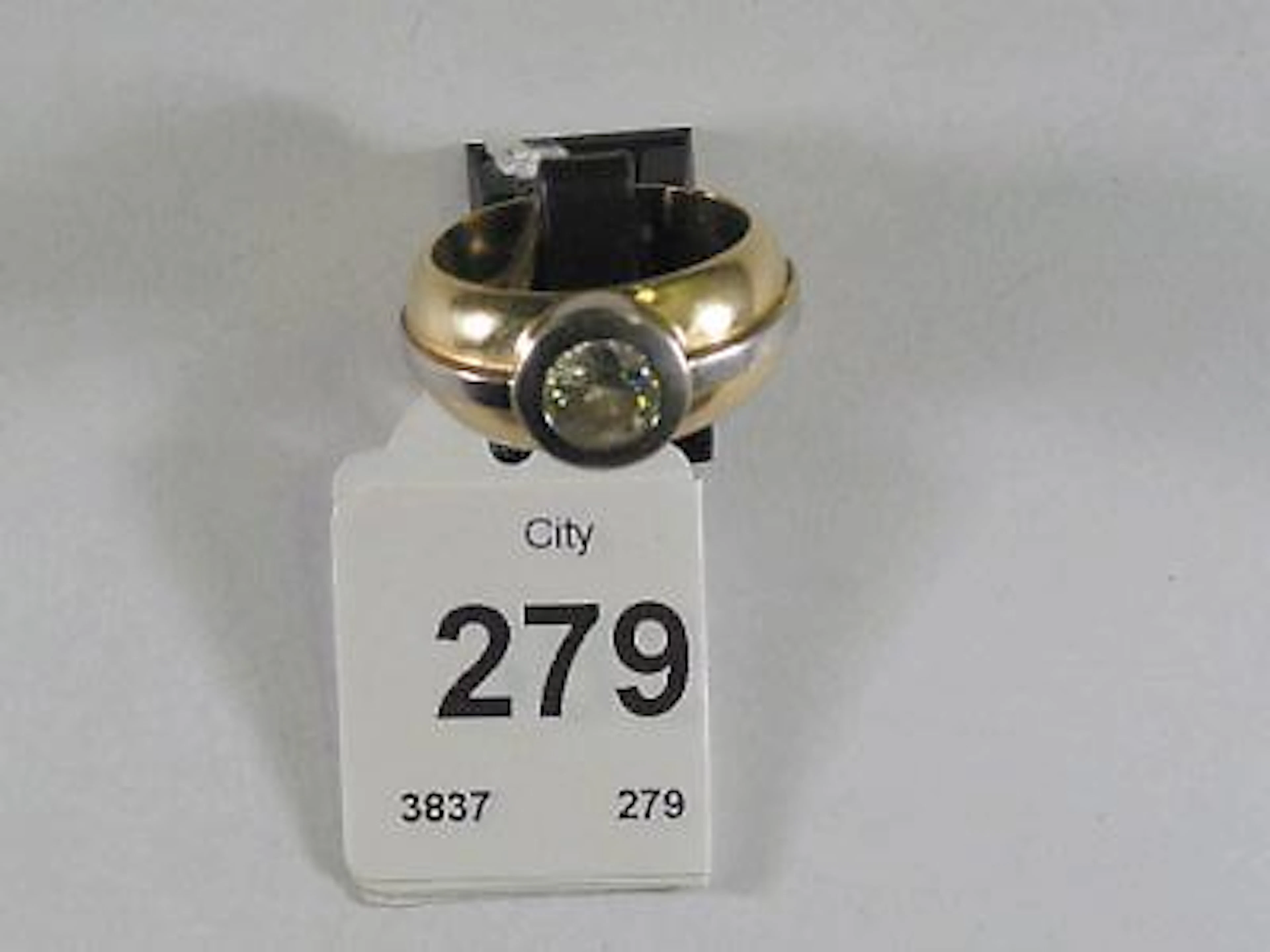 1 ring med 1 dia ca 1,9ct stl:21. Vikt 24,9g